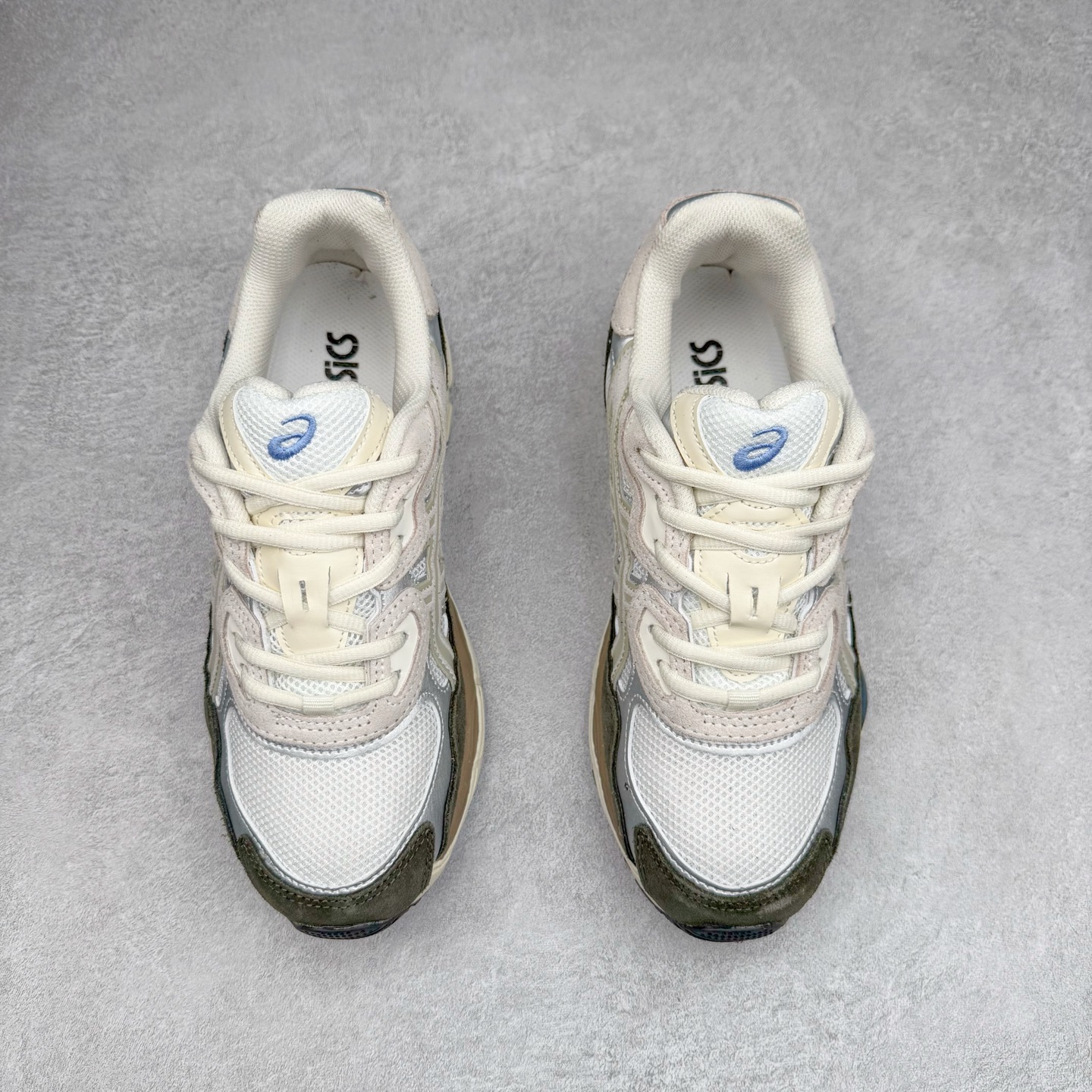 图片[2]-Asics GEL-NYC 亚瑟士防滑耐磨透气低帮运动休闲鞋 GEL-NYC™ 运动鞋的灵感源自传统和现代高性能跑步风格 其鞋面结构参考了 2000 年代初的 GEL-NIMBUS™ 3 鞋 并将其与 MC-PLUS V 设计中的各种装饰融为一体 该工装通过使用 GEL-CUMULUS® 16 鞋的工装系统来对比鞋面的复古风格 通过轻质泡沫和 GEL® 技术嵌入物的结合 这种中底结构有助于创造先进的脚底舒适度 尺码：36 37 37.5 38 39 40.5 41.5 42 42.5 43.5 44 45-选品中心