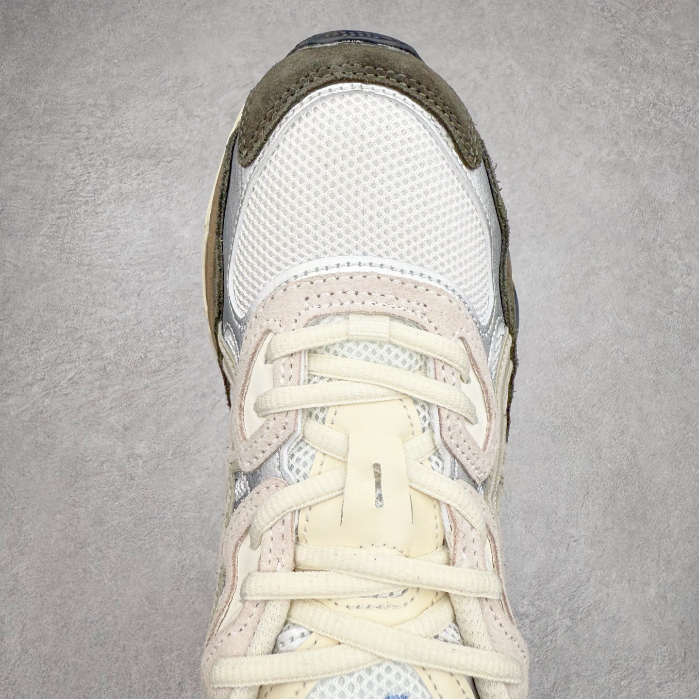 图片[4]-Asics GEL-NYC 亚瑟士防滑耐磨透气低帮运动休闲鞋 GEL-NYC™ 运动鞋的灵感源自传统和现代高性能跑步风格 其鞋面结构参考了 2000 年代初的 GEL-NIMBUS™ 3 鞋 并将其与 MC-PLUS V 设计中的各种装饰融为一体 该工装通过使用 GEL-CUMULUS® 16 鞋的工装系统来对比鞋面的复古风格 通过轻质泡沫和 GEL® 技术嵌入物的结合 这种中底结构有助于创造先进的脚底舒适度 尺码：36 37 37.5 38 39 40.5 41.5 42 42.5 43.5 44 45-选品中心