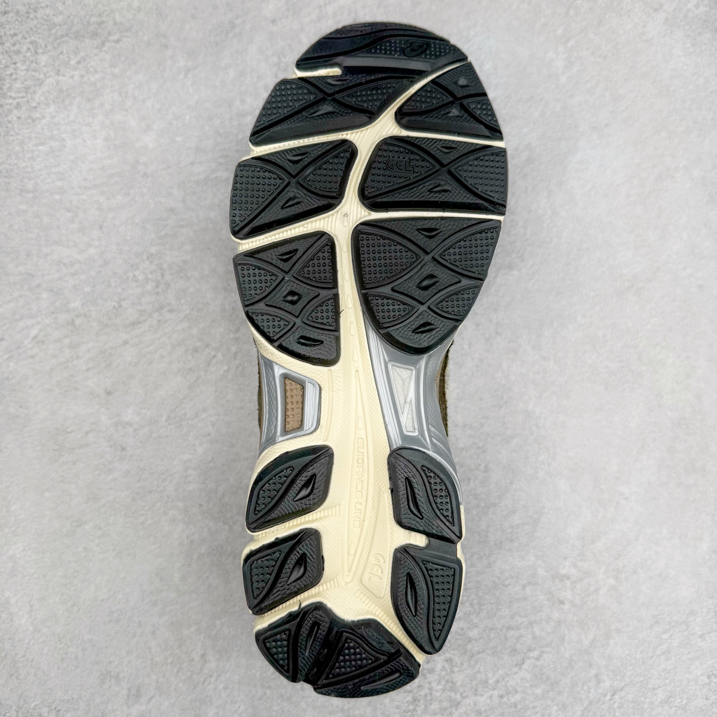 图片[9]-Asics GEL-NYC 亚瑟士防滑耐磨透气低帮运动休闲鞋 GEL-NYC™ 运动鞋的灵感源自传统和现代高性能跑步风格 其鞋面结构参考了 2000 年代初的 GEL-NIMBUS™ 3 鞋 并将其与 MC-PLUS V 设计中的各种装饰融为一体 该工装通过使用 GEL-CUMULUS® 16 鞋的工装系统来对比鞋面的复古风格 通过轻质泡沫和 GEL® 技术嵌入物的结合 这种中底结构有助于创造先进的脚底舒适度 尺码：36 37 37.5 38 39 40.5 41.5 42 42.5 43.5 44 45-选品中心