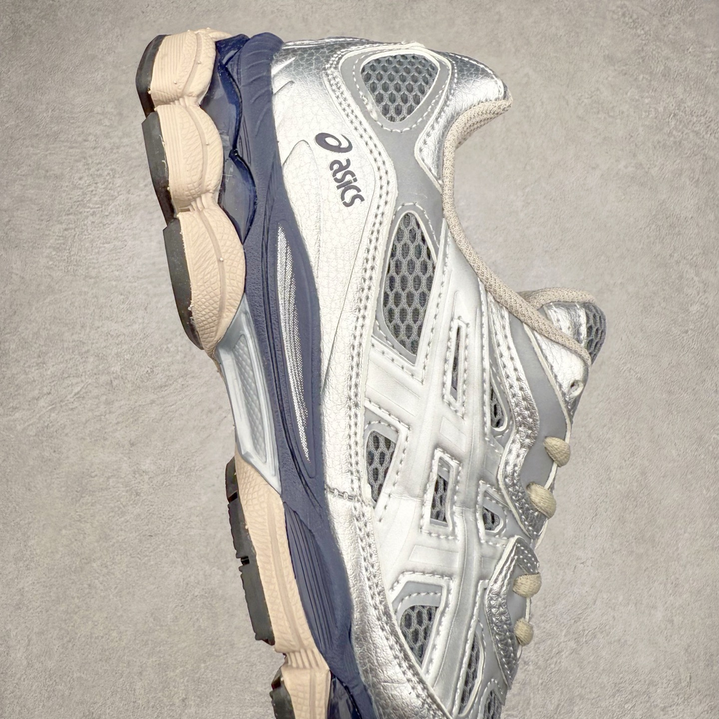 图片[6]-Asics GEL-NYC 亚瑟士防滑耐磨透气低帮运动休闲鞋 GEL-NYC™ 运动鞋的灵感源自传统和现代高性能跑步风格 其鞋面结构参考了 2000 年代初的 GEL-NIMBUS™ 3 鞋 并将其与 MC-PLUS V 设计中的各种装饰融为一体 该工装通过使用 GEL-CUMULUS® 16 鞋的工装系统来对比鞋面的复古风格 通过轻质泡沫和 GEL® 技术嵌入物的结合 这种中底结构有助于创造先进的脚底舒适度 尺码：36 37 37.5 38 39 40.5 41.5 42 42.5 43.5 44 45-选品中心