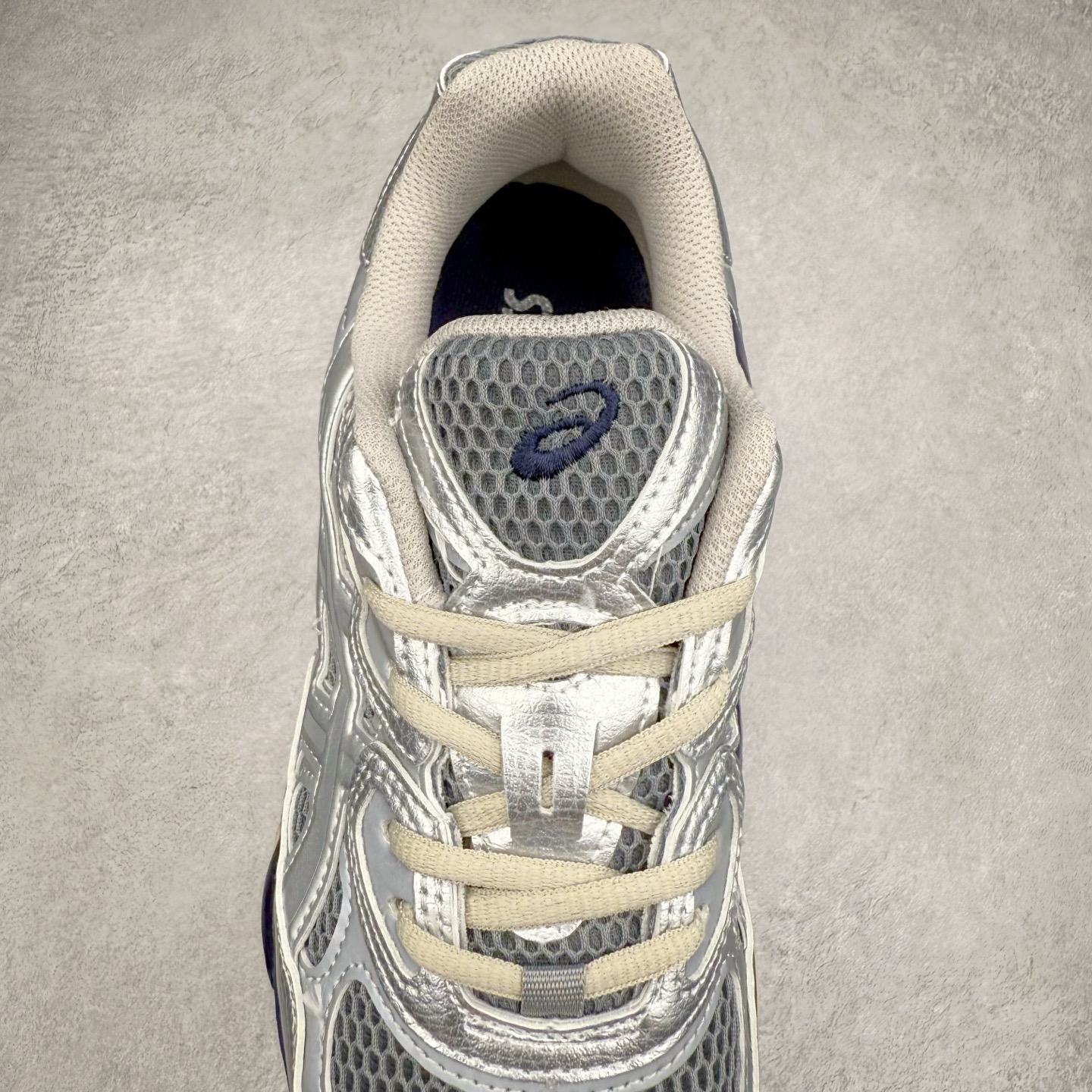 图片[5]-Asics GEL-NYC 亚瑟士防滑耐磨透气低帮运动休闲鞋 GEL-NYC™ 运动鞋的灵感源自传统和现代高性能跑步风格 其鞋面结构参考了 2000 年代初的 GEL-NIMBUS™ 3 鞋 并将其与 MC-PLUS V 设计中的各种装饰融为一体 该工装通过使用 GEL-CUMULUS® 16 鞋的工装系统来对比鞋面的复古风格 通过轻质泡沫和 GEL® 技术嵌入物的结合 这种中底结构有助于创造先进的脚底舒适度 尺码：36 37 37.5 38 39 40.5 41.5 42 42.5 43.5 44 45-选品中心