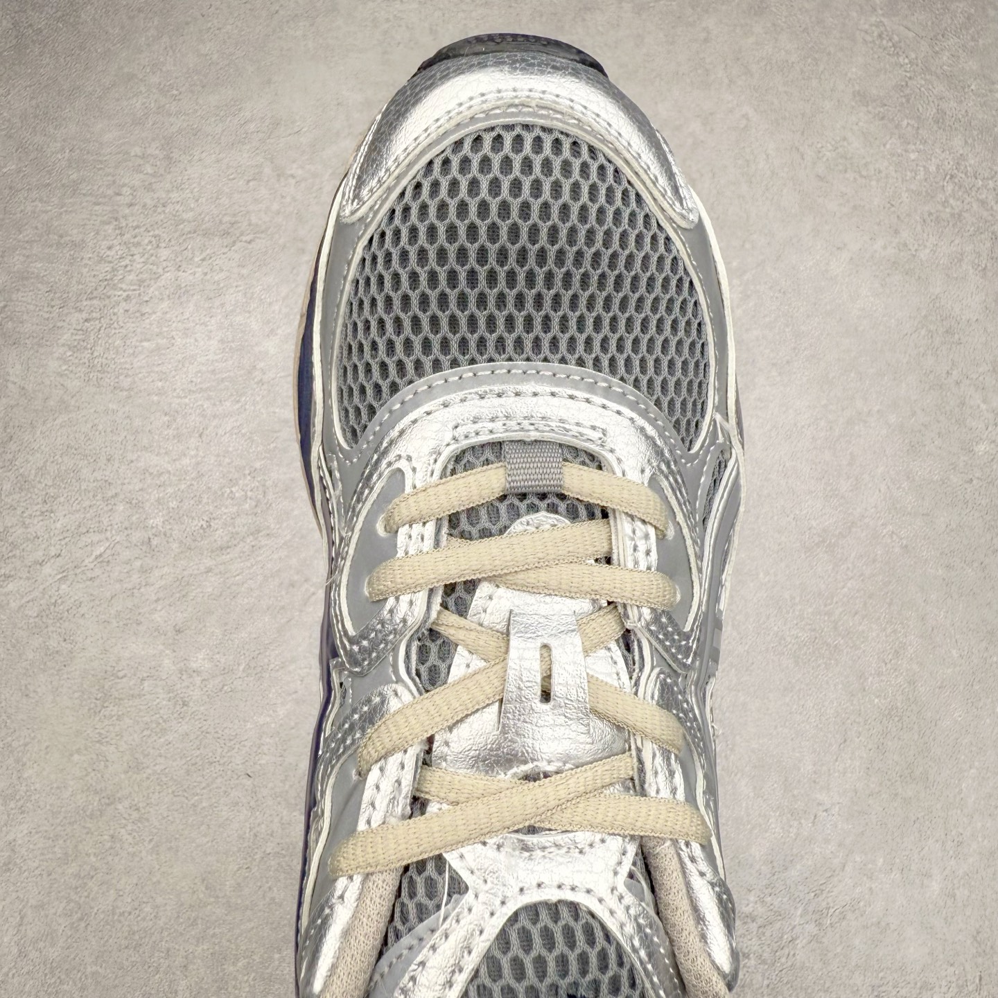 图片[4]-Asics GEL-NYC 亚瑟士防滑耐磨透气低帮运动休闲鞋 GEL-NYC™ 运动鞋的灵感源自传统和现代高性能跑步风格 其鞋面结构参考了 2000 年代初的 GEL-NIMBUS™ 3 鞋 并将其与 MC-PLUS V 设计中的各种装饰融为一体 该工装通过使用 GEL-CUMULUS® 16 鞋的工装系统来对比鞋面的复古风格 通过轻质泡沫和 GEL® 技术嵌入物的结合 这种中底结构有助于创造先进的脚底舒适度 尺码：36 37 37.5 38 39 40.5 41.5 42 42.5 43.5 44 45-选品中心