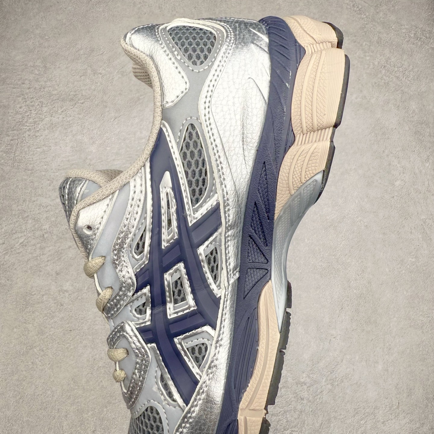图片[7]-Asics GEL-NYC 亚瑟士防滑耐磨透气低帮运动休闲鞋 GEL-NYC™ 运动鞋的灵感源自传统和现代高性能跑步风格 其鞋面结构参考了 2000 年代初的 GEL-NIMBUS™ 3 鞋 并将其与 MC-PLUS V 设计中的各种装饰融为一体 该工装通过使用 GEL-CUMULUS® 16 鞋的工装系统来对比鞋面的复古风格 通过轻质泡沫和 GEL® 技术嵌入物的结合 这种中底结构有助于创造先进的脚底舒适度 尺码：36 37 37.5 38 39 40.5 41.5 42 42.5 43.5 44 45-选品中心