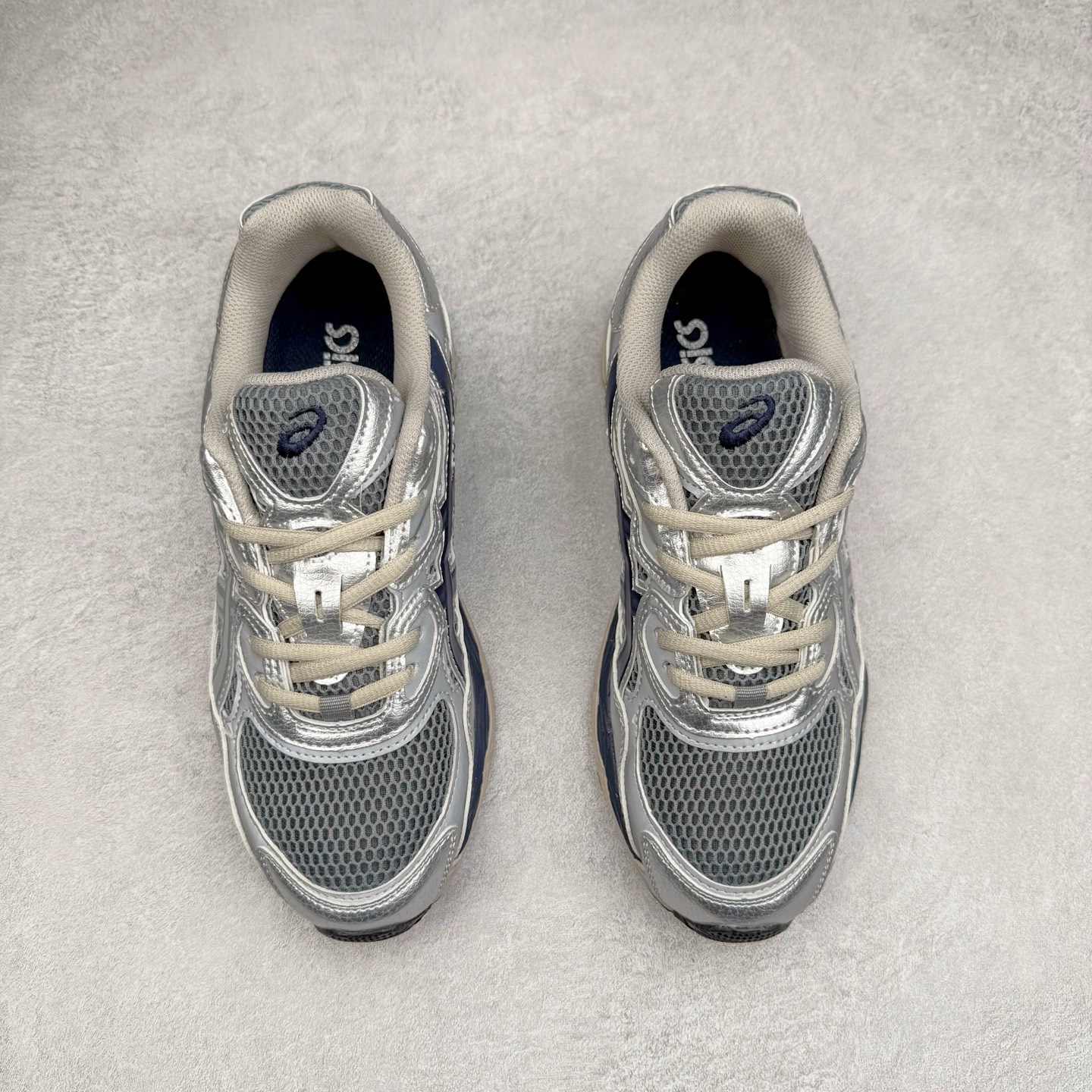 图片[2]-Asics GEL-NYC 亚瑟士防滑耐磨透气低帮运动休闲鞋 GEL-NYC™ 运动鞋的灵感源自传统和现代高性能跑步风格 其鞋面结构参考了 2000 年代初的 GEL-NIMBUS™ 3 鞋 并将其与 MC-PLUS V 设计中的各种装饰融为一体 该工装通过使用 GEL-CUMULUS® 16 鞋的工装系统来对比鞋面的复古风格 通过轻质泡沫和 GEL® 技术嵌入物的结合 这种中底结构有助于创造先进的脚底舒适度 尺码：36 37 37.5 38 39 40.5 41.5 42 42.5 43.5 44 45-选品中心