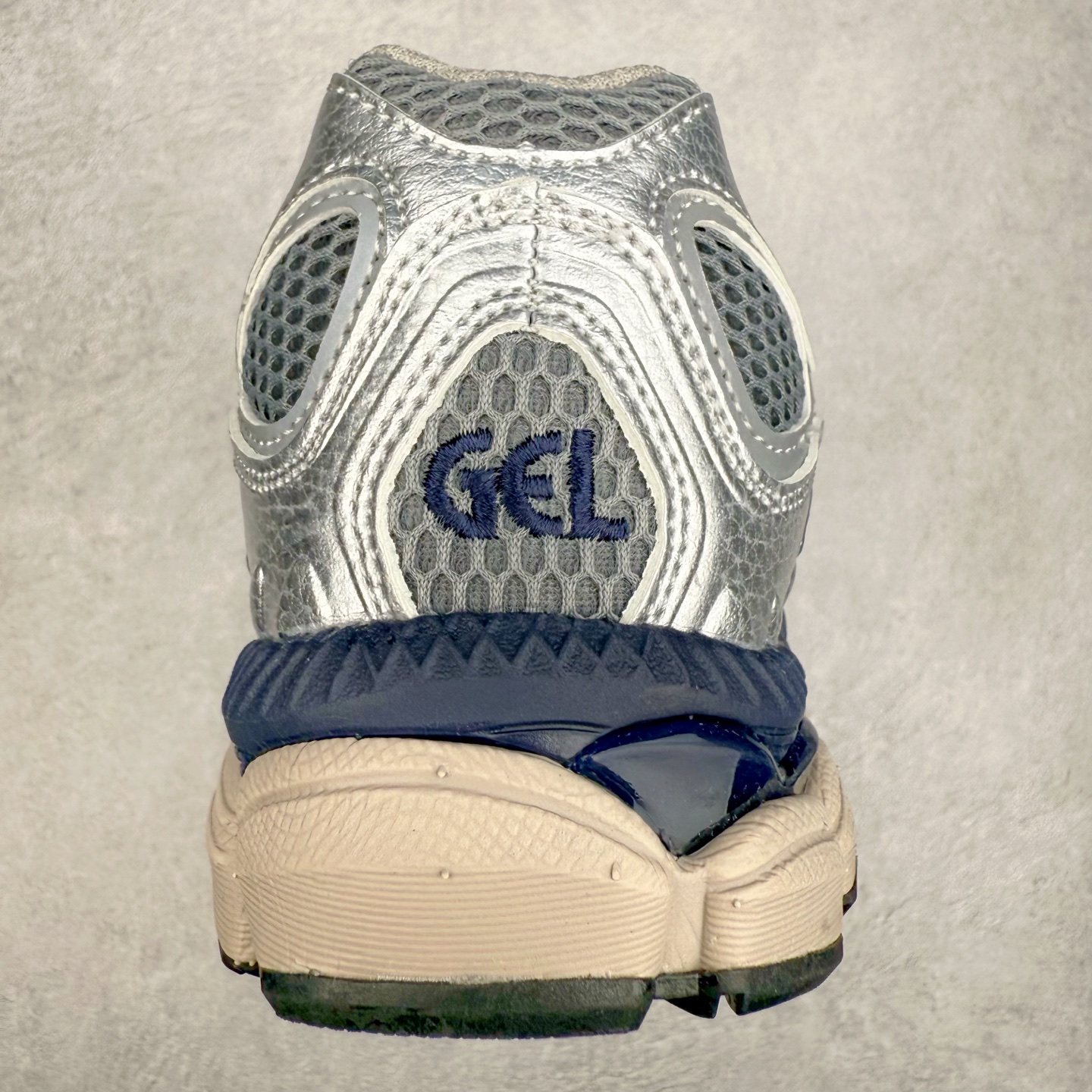 图片[8]-Asics GEL-NYC 亚瑟士防滑耐磨透气低帮运动休闲鞋 GEL-NYC™ 运动鞋的灵感源自传统和现代高性能跑步风格 其鞋面结构参考了 2000 年代初的 GEL-NIMBUS™ 3 鞋 并将其与 MC-PLUS V 设计中的各种装饰融为一体 该工装通过使用 GEL-CUMULUS® 16 鞋的工装系统来对比鞋面的复古风格 通过轻质泡沫和 GEL® 技术嵌入物的结合 这种中底结构有助于创造先进的脚底舒适度 尺码：36 37 37.5 38 39 40.5 41.5 42 42.5 43.5 44 45-选品中心