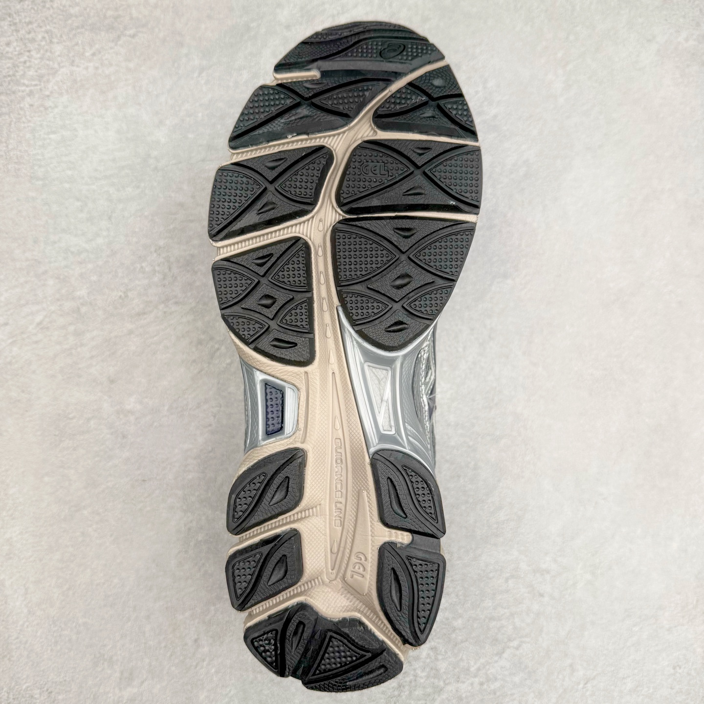 图片[9]-Asics GEL-NYC 亚瑟士防滑耐磨透气低帮运动休闲鞋 GEL-NYC™ 运动鞋的灵感源自传统和现代高性能跑步风格 其鞋面结构参考了 2000 年代初的 GEL-NIMBUS™ 3 鞋 并将其与 MC-PLUS V 设计中的各种装饰融为一体 该工装通过使用 GEL-CUMULUS® 16 鞋的工装系统来对比鞋面的复古风格 通过轻质泡沫和 GEL® 技术嵌入物的结合 这种中底结构有助于创造先进的脚底舒适度 尺码：36 37 37.5 38 39 40.5 41.5 42 42.5 43.5 44 45-选品中心