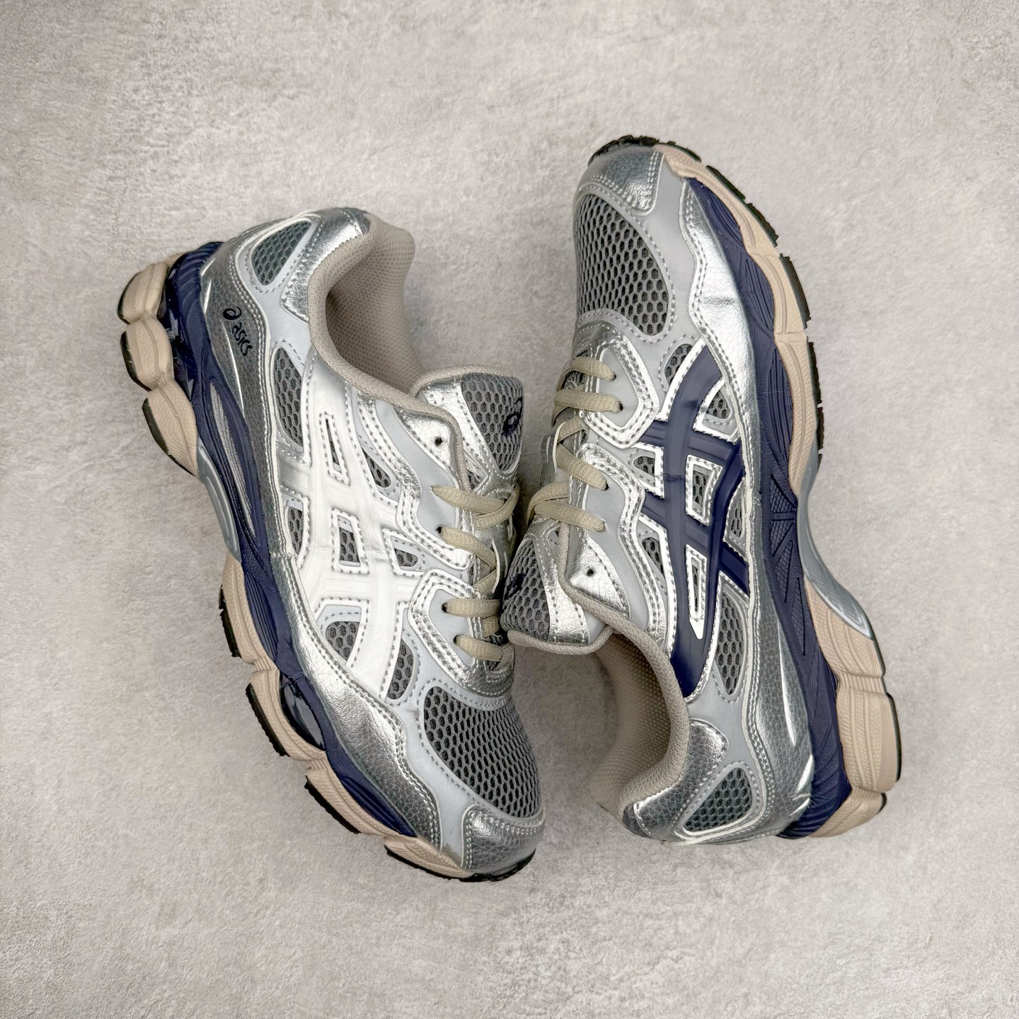 图片[3]-Asics GEL-NYC 亚瑟士防滑耐磨透气低帮运动休闲鞋 GEL-NYC™ 运动鞋的灵感源自传统和现代高性能跑步风格 其鞋面结构参考了 2000 年代初的 GEL-NIMBUS™ 3 鞋 并将其与 MC-PLUS V 设计中的各种装饰融为一体 该工装通过使用 GEL-CUMULUS® 16 鞋的工装系统来对比鞋面的复古风格 通过轻质泡沫和 GEL® 技术嵌入物的结合 这种中底结构有助于创造先进的脚底舒适度 尺码：36 37 37.5 38 39 40.5 41.5 42 42.5 43.5 44 45-选品中心