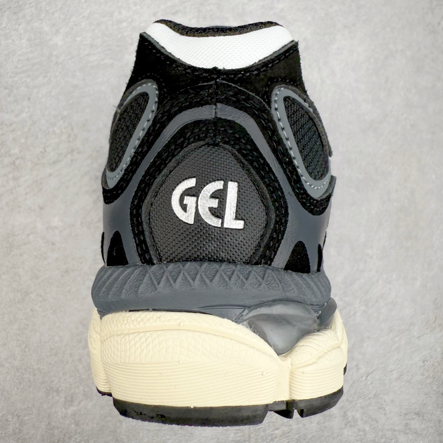 图片[8]-Asics GEL-NYC 亚瑟士防滑耐磨透气低帮运动休闲鞋 GEL-NYC™ 运动鞋的灵感源自传统和现代高性能跑步风格 其鞋面结构参考了 2000 年代初的 GEL-NIMBUS™ 3 鞋 并将其与 MC-PLUS V 设计中的各种装饰融为一体 该工装通过使用 GEL-CUMULUS® 16 鞋的工装系统来对比鞋面的复古风格 通过轻质泡沫和 GEL® 技术嵌入物的结合 这种中底结构有助于创造先进的脚底舒适度 尺码：36 37 37.5 38 39 40.5 41.5 42 42.5 43.5 44 45-选品中心