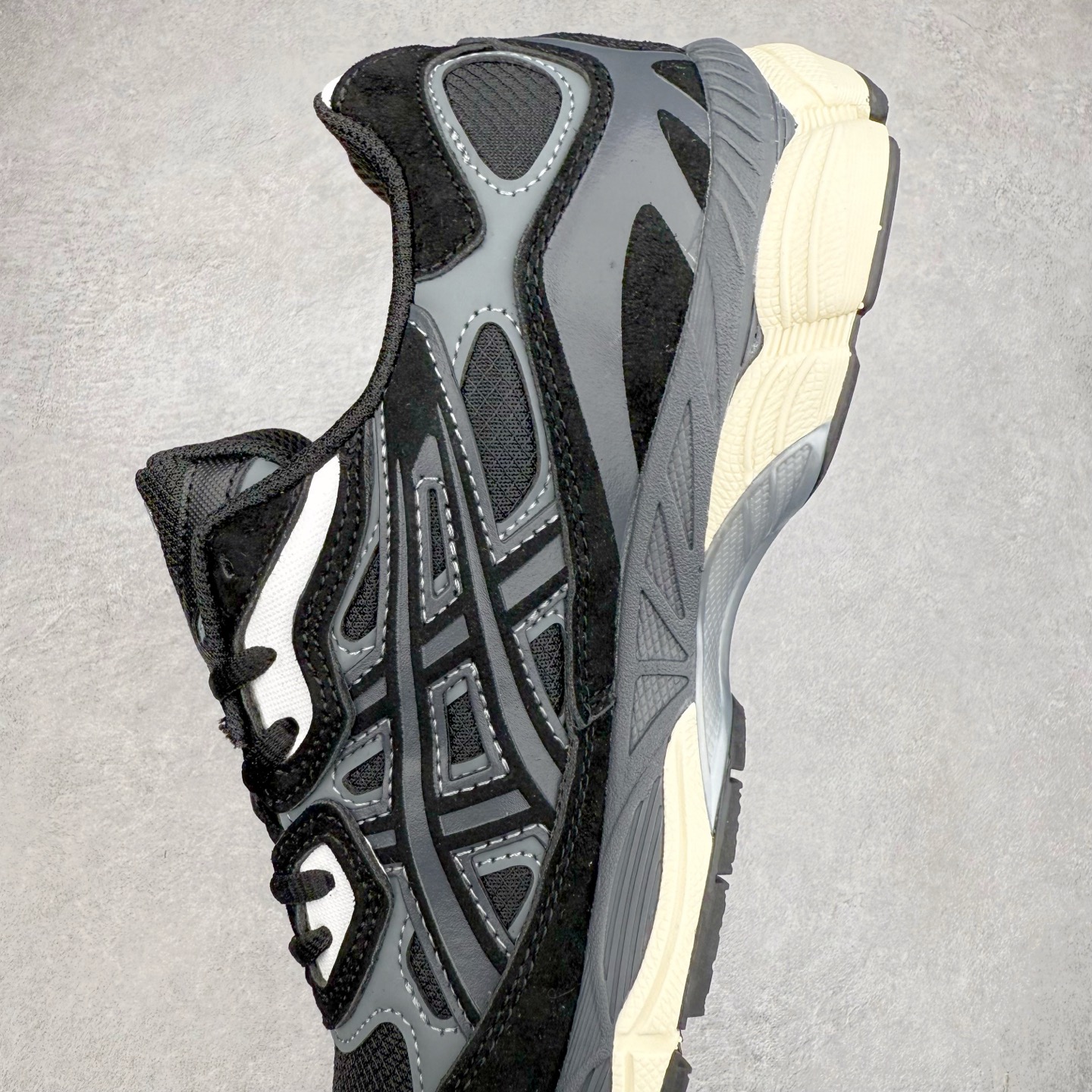 图片[7]-Asics GEL-NYC 亚瑟士防滑耐磨透气低帮运动休闲鞋 GEL-NYC™ 运动鞋的灵感源自传统和现代高性能跑步风格 其鞋面结构参考了 2000 年代初的 GEL-NIMBUS™ 3 鞋 并将其与 MC-PLUS V 设计中的各种装饰融为一体 该工装通过使用 GEL-CUMULUS® 16 鞋的工装系统来对比鞋面的复古风格 通过轻质泡沫和 GEL® 技术嵌入物的结合 这种中底结构有助于创造先进的脚底舒适度 尺码：36 37 37.5 38 39 40.5 41.5 42 42.5 43.5 44 45-选品中心