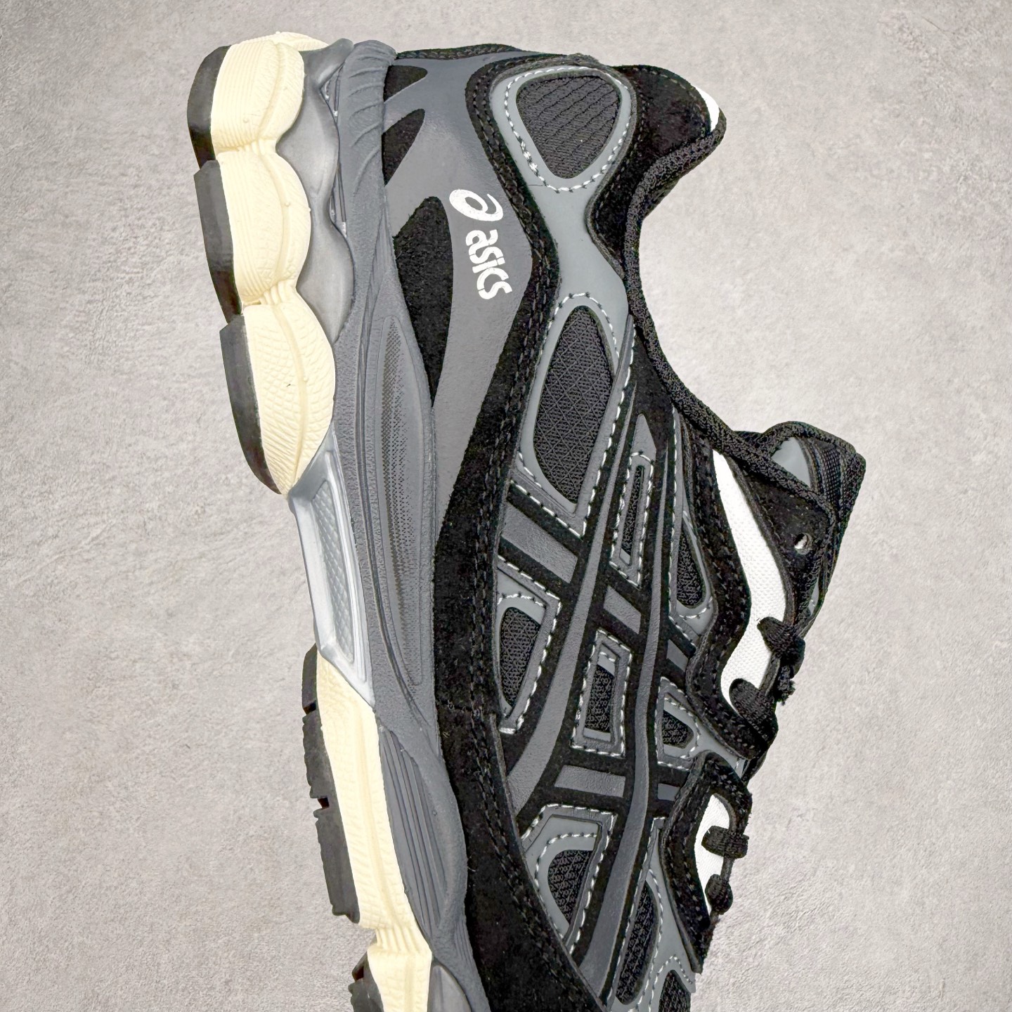 图片[6]-Asics GEL-NYC 亚瑟士防滑耐磨透气低帮运动休闲鞋 GEL-NYC™ 运动鞋的灵感源自传统和现代高性能跑步风格 其鞋面结构参考了 2000 年代初的 GEL-NIMBUS™ 3 鞋 并将其与 MC-PLUS V 设计中的各种装饰融为一体 该工装通过使用 GEL-CUMULUS® 16 鞋的工装系统来对比鞋面的复古风格 通过轻质泡沫和 GEL® 技术嵌入物的结合 这种中底结构有助于创造先进的脚底舒适度 尺码：36 37 37.5 38 39 40.5 41.5 42 42.5 43.5 44 45-选品中心