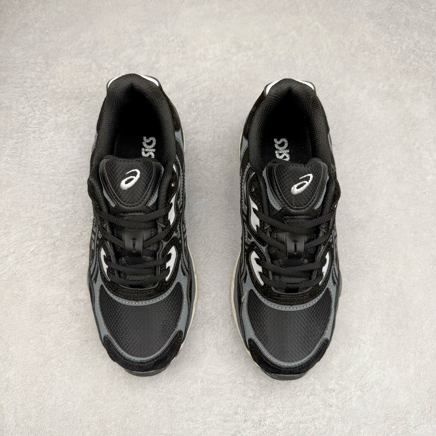 图片[2]-Asics GEL-NYC 亚瑟士防滑耐磨透气低帮运动休闲鞋 GEL-NYC™ 运动鞋的灵感源自传统和现代高性能跑步风格 其鞋面结构参考了 2000 年代初的 GEL-NIMBUS™ 3 鞋 并将其与 MC-PLUS V 设计中的各种装饰融为一体 该工装通过使用 GEL-CUMULUS® 16 鞋的工装系统来对比鞋面的复古风格 通过轻质泡沫和 GEL® 技术嵌入物的结合 这种中底结构有助于创造先进的脚底舒适度 尺码：36 37 37.5 38 39 40.5 41.5 42 42.5 43.5 44 45-选品中心