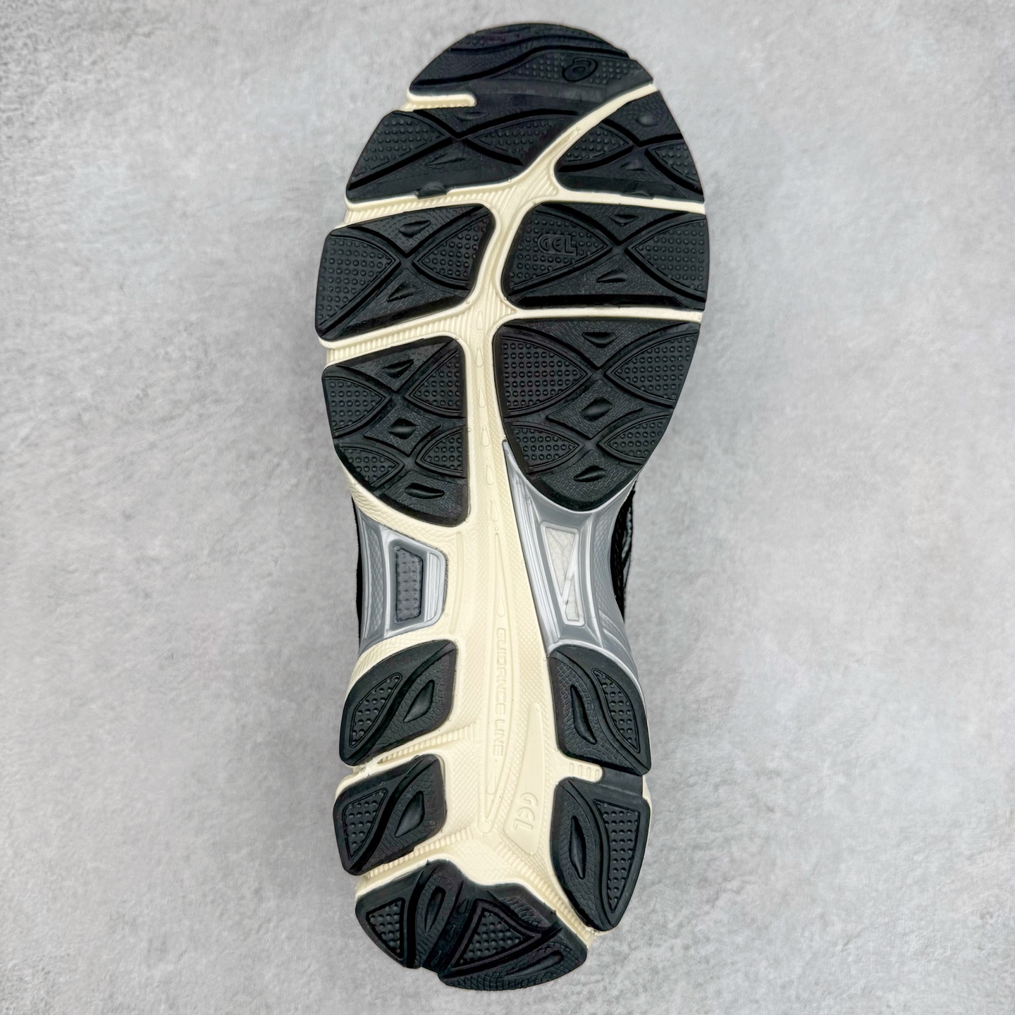 图片[9]-Asics GEL-NYC 亚瑟士防滑耐磨透气低帮运动休闲鞋 GEL-NYC™ 运动鞋的灵感源自传统和现代高性能跑步风格 其鞋面结构参考了 2000 年代初的 GEL-NIMBUS™ 3 鞋 并将其与 MC-PLUS V 设计中的各种装饰融为一体 该工装通过使用 GEL-CUMULUS® 16 鞋的工装系统来对比鞋面的复古风格 通过轻质泡沫和 GEL® 技术嵌入物的结合 这种中底结构有助于创造先进的脚底舒适度 尺码：36 37 37.5 38 39 40.5 41.5 42 42.5 43.5 44 45-选品中心