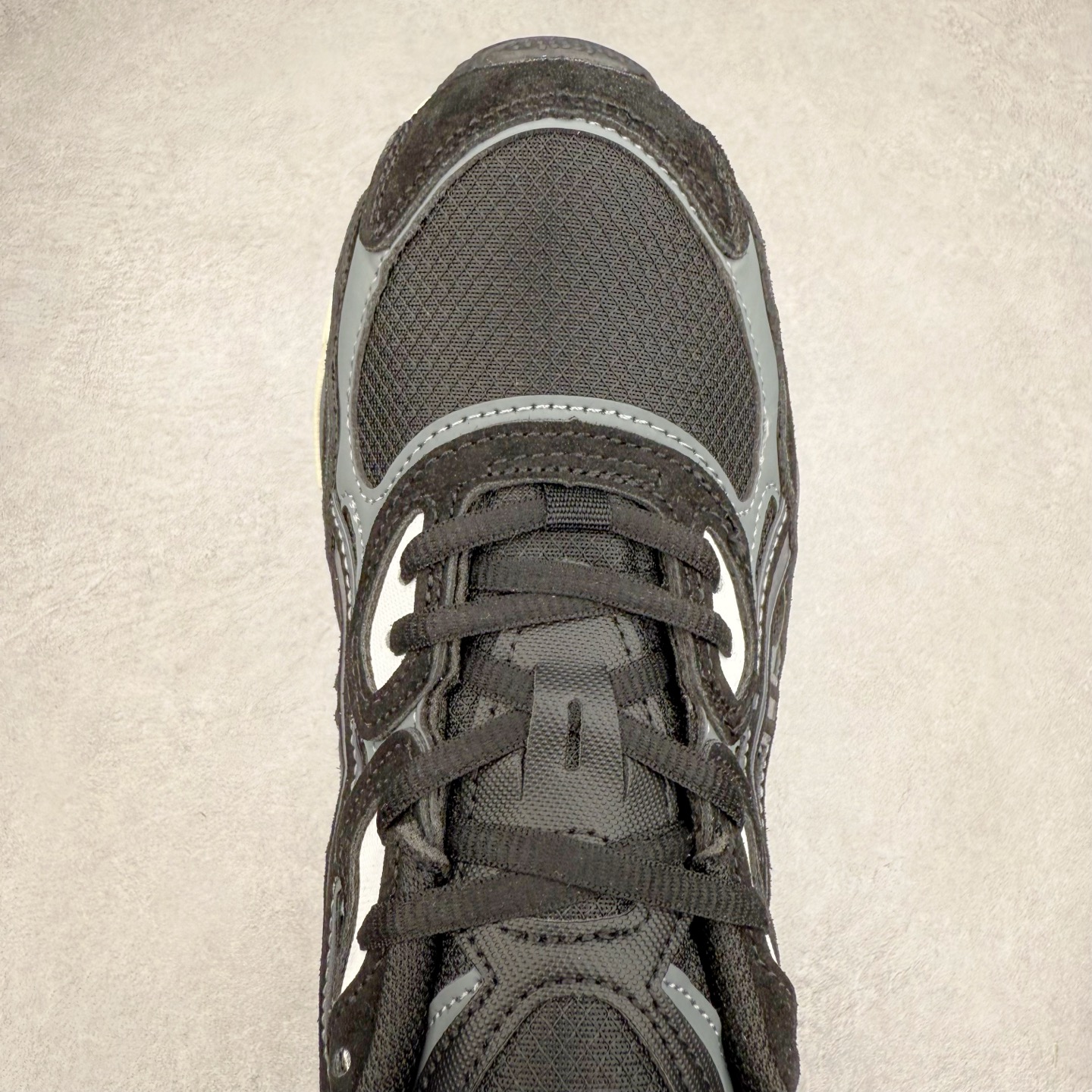 图片[4]-Asics GEL-NYC 亚瑟士防滑耐磨透气低帮运动休闲鞋 GEL-NYC™ 运动鞋的灵感源自传统和现代高性能跑步风格 其鞋面结构参考了 2000 年代初的 GEL-NIMBUS™ 3 鞋 并将其与 MC-PLUS V 设计中的各种装饰融为一体 该工装通过使用 GEL-CUMULUS® 16 鞋的工装系统来对比鞋面的复古风格 通过轻质泡沫和 GEL® 技术嵌入物的结合 这种中底结构有助于创造先进的脚底舒适度 尺码：36 37 37.5 38 39 40.5 41.5 42 42.5 43.5 44 45-选品中心