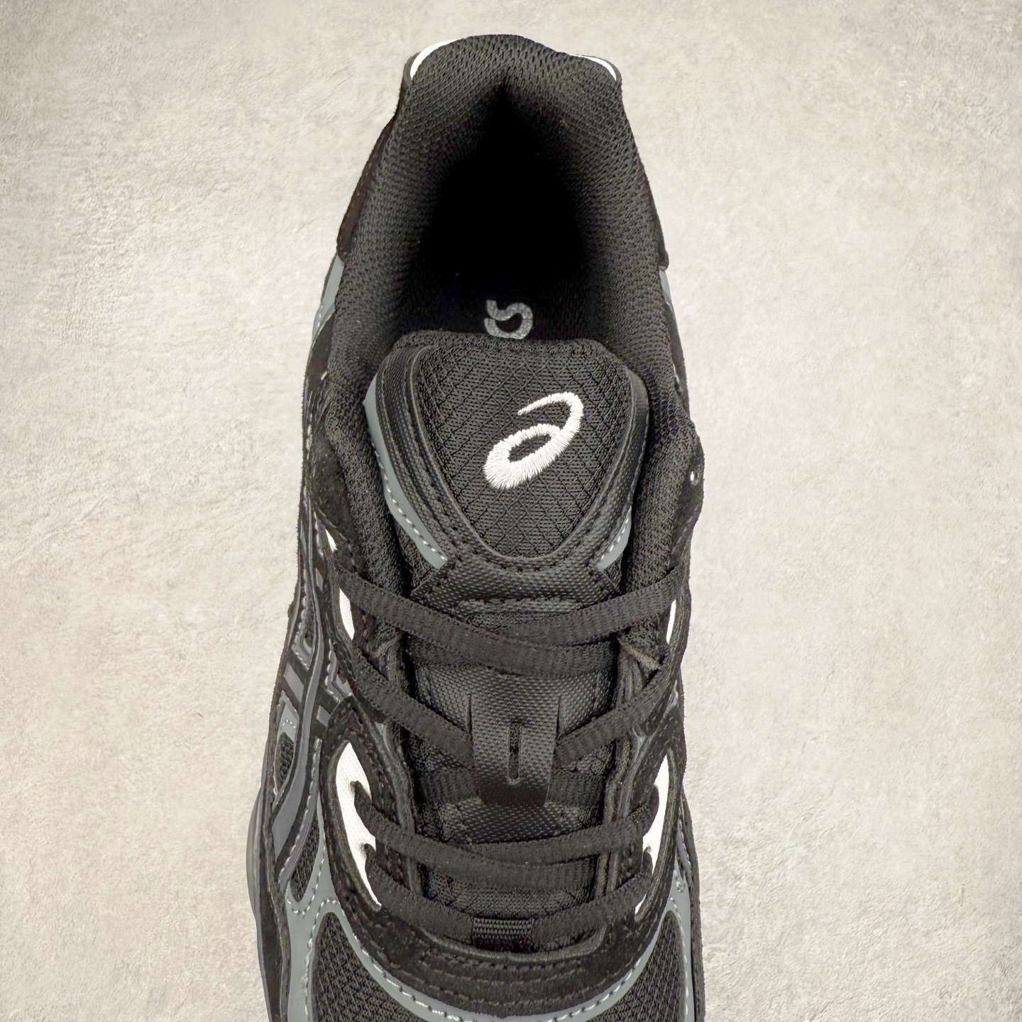 图片[5]-Asics GEL-NYC 亚瑟士防滑耐磨透气低帮运动休闲鞋 GEL-NYC™ 运动鞋的灵感源自传统和现代高性能跑步风格 其鞋面结构参考了 2000 年代初的 GEL-NIMBUS™ 3 鞋 并将其与 MC-PLUS V 设计中的各种装饰融为一体 该工装通过使用 GEL-CUMULUS® 16 鞋的工装系统来对比鞋面的复古风格 通过轻质泡沫和 GEL® 技术嵌入物的结合 这种中底结构有助于创造先进的脚底舒适度 尺码：36 37 37.5 38 39 40.5 41.5 42 42.5 43.5 44 45-选品中心