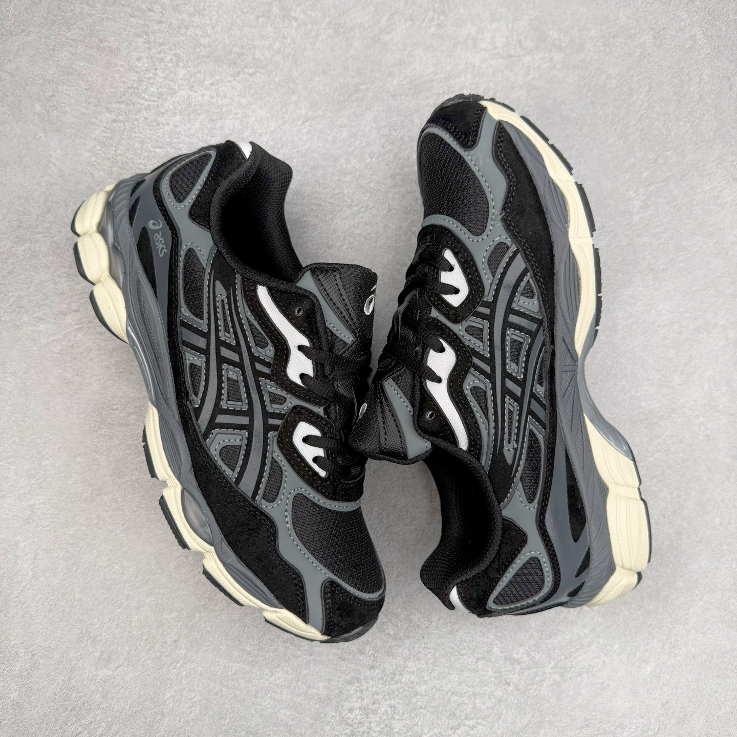 图片[3]-Asics GEL-NYC 亚瑟士防滑耐磨透气低帮运动休闲鞋 GEL-NYC™ 运动鞋的灵感源自传统和现代高性能跑步风格 其鞋面结构参考了 2000 年代初的 GEL-NIMBUS™ 3 鞋 并将其与 MC-PLUS V 设计中的各种装饰融为一体 该工装通过使用 GEL-CUMULUS® 16 鞋的工装系统来对比鞋面的复古风格 通过轻质泡沫和 GEL® 技术嵌入物的结合 这种中底结构有助于创造先进的脚底舒适度 尺码：36 37 37.5 38 39 40.5 41.5 42 42.5 43.5 44 45-选品中心