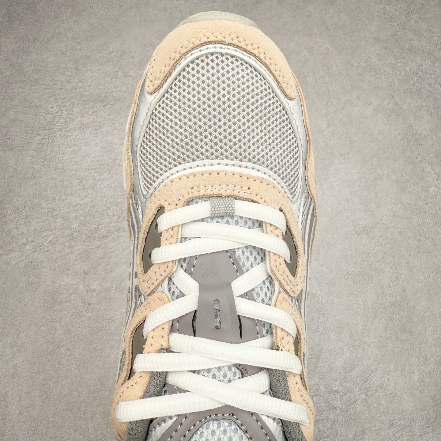 图片[4]-Asics GEL-NYC 亚瑟士防滑耐磨透气低帮运动休闲鞋 GEL-NYC™ 运动鞋的灵感源自传统和现代高性能跑步风格 其鞋面结构参考了 2000 年代初的 GEL-NIMBUS™ 3 鞋 并将其与 MC-PLUS V 设计中的各种装饰融为一体 该工装通过使用 GEL-CUMULUS® 16 鞋的工装系统来对比鞋面的复古风格 通过轻质泡沫和 GEL® 技术嵌入物的结合 这种中底结构有助于创造先进的脚底舒适度 尺码：36 37 37.5 38 39 40.5 41.5 42 42.5 43.5 44 45-选品中心