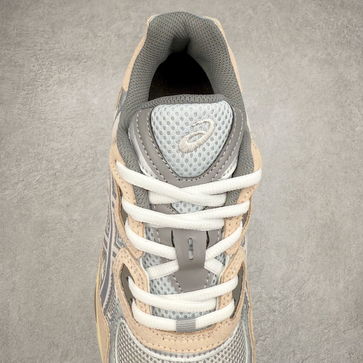 图片[5]-Asics GEL-NYC 亚瑟士防滑耐磨透气低帮运动休闲鞋 GEL-NYC™ 运动鞋的灵感源自传统和现代高性能跑步风格 其鞋面结构参考了 2000 年代初的 GEL-NIMBUS™ 3 鞋 并将其与 MC-PLUS V 设计中的各种装饰融为一体 该工装通过使用 GEL-CUMULUS® 16 鞋的工装系统来对比鞋面的复古风格 通过轻质泡沫和 GEL® 技术嵌入物的结合 这种中底结构有助于创造先进的脚底舒适度 尺码：36 37 37.5 38 39 40.5 41.5 42 42.5 43.5 44 45-选品中心