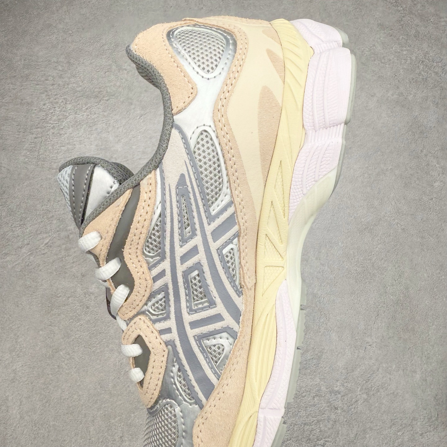 图片[7]-Asics GEL-NYC 亚瑟士防滑耐磨透气低帮运动休闲鞋 GEL-NYC™ 运动鞋的灵感源自传统和现代高性能跑步风格 其鞋面结构参考了 2000 年代初的 GEL-NIMBUS™ 3 鞋 并将其与 MC-PLUS V 设计中的各种装饰融为一体 该工装通过使用 GEL-CUMULUS® 16 鞋的工装系统来对比鞋面的复古风格 通过轻质泡沫和 GEL® 技术嵌入物的结合 这种中底结构有助于创造先进的脚底舒适度 尺码：36 37 37.5 38 39 40.5 41.5 42 42.5 43.5 44 45-选品中心