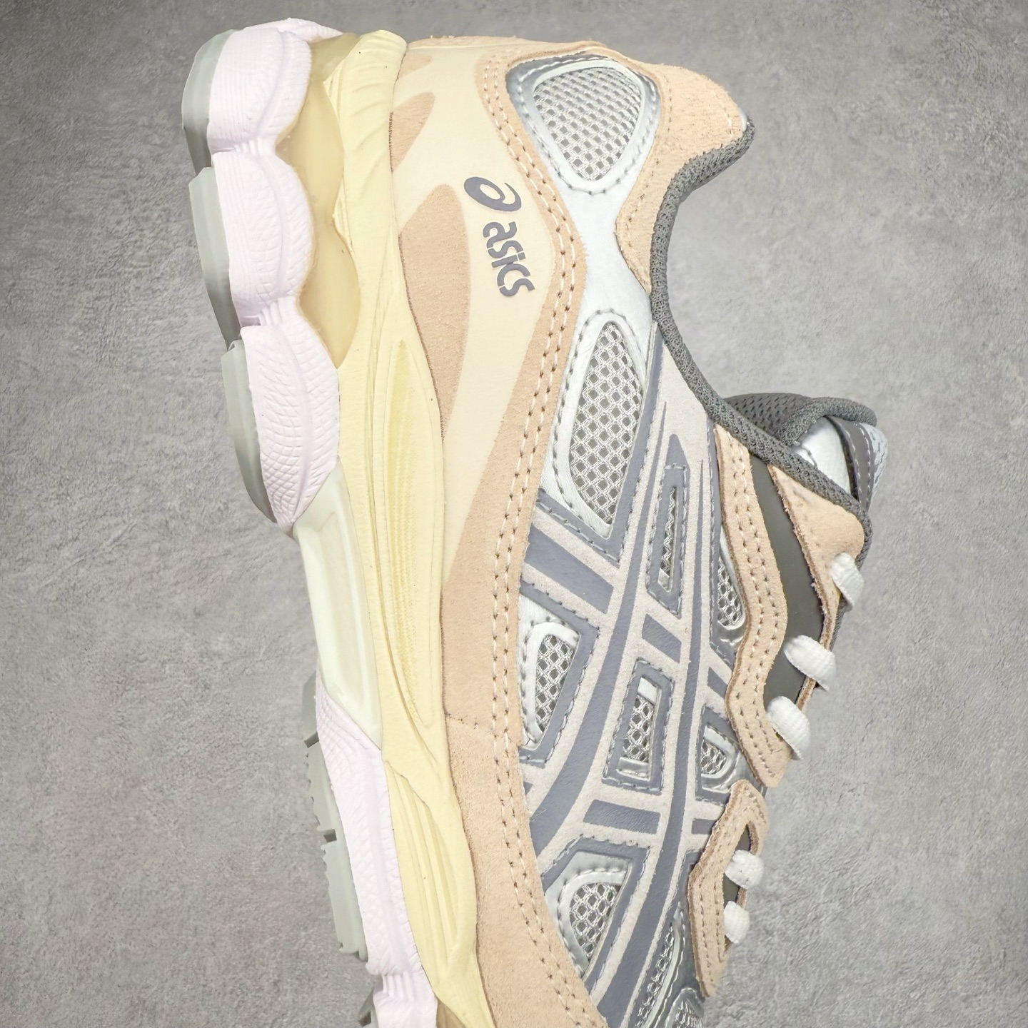 图片[6]-Asics GEL-NYC 亚瑟士防滑耐磨透气低帮运动休闲鞋 GEL-NYC™ 运动鞋的灵感源自传统和现代高性能跑步风格 其鞋面结构参考了 2000 年代初的 GEL-NIMBUS™ 3 鞋 并将其与 MC-PLUS V 设计中的各种装饰融为一体 该工装通过使用 GEL-CUMULUS® 16 鞋的工装系统来对比鞋面的复古风格 通过轻质泡沫和 GEL® 技术嵌入物的结合 这种中底结构有助于创造先进的脚底舒适度 尺码：36 37 37.5 38 39 40.5 41.5 42 42.5 43.5 44 45-选品中心