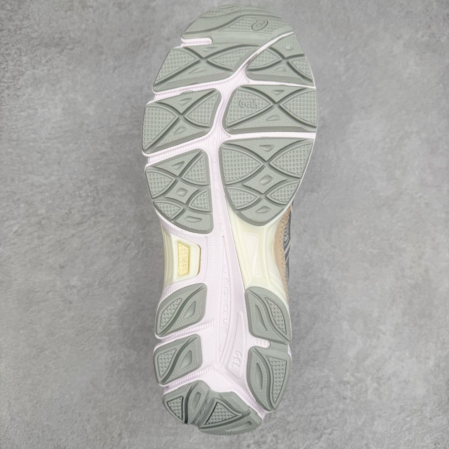 图片[9]-Asics GEL-NYC 亚瑟士防滑耐磨透气低帮运动休闲鞋 GEL-NYC™ 运动鞋的灵感源自传统和现代高性能跑步风格 其鞋面结构参考了 2000 年代初的 GEL-NIMBUS™ 3 鞋 并将其与 MC-PLUS V 设计中的各种装饰融为一体 该工装通过使用 GEL-CUMULUS® 16 鞋的工装系统来对比鞋面的复古风格 通过轻质泡沫和 GEL® 技术嵌入物的结合 这种中底结构有助于创造先进的脚底舒适度 尺码：36 37 37.5 38 39 40.5 41.5 42 42.5 43.5 44 45-选品中心