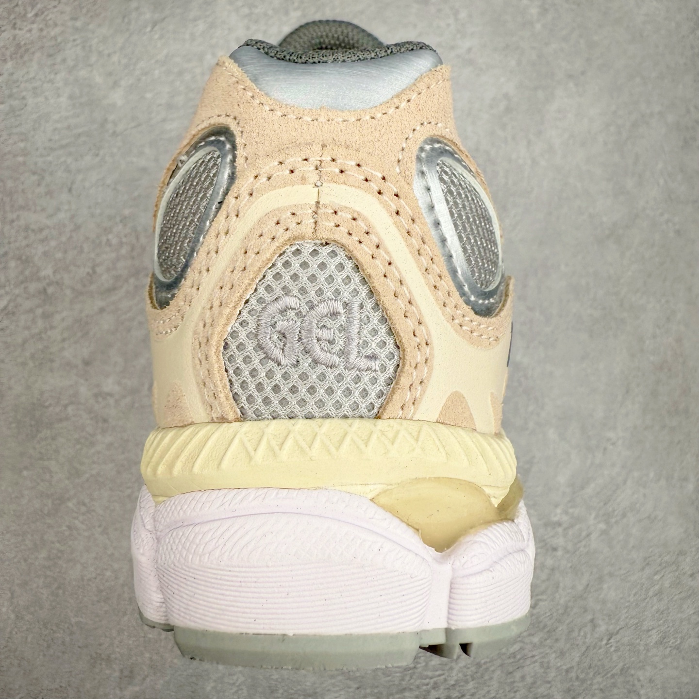 图片[8]-Asics GEL-NYC 亚瑟士防滑耐磨透气低帮运动休闲鞋 GEL-NYC™ 运动鞋的灵感源自传统和现代高性能跑步风格 其鞋面结构参考了 2000 年代初的 GEL-NIMBUS™ 3 鞋 并将其与 MC-PLUS V 设计中的各种装饰融为一体 该工装通过使用 GEL-CUMULUS® 16 鞋的工装系统来对比鞋面的复古风格 通过轻质泡沫和 GEL® 技术嵌入物的结合 这种中底结构有助于创造先进的脚底舒适度 尺码：36 37 37.5 38 39 40.5 41.5 42 42.5 43.5 44 45-选品中心