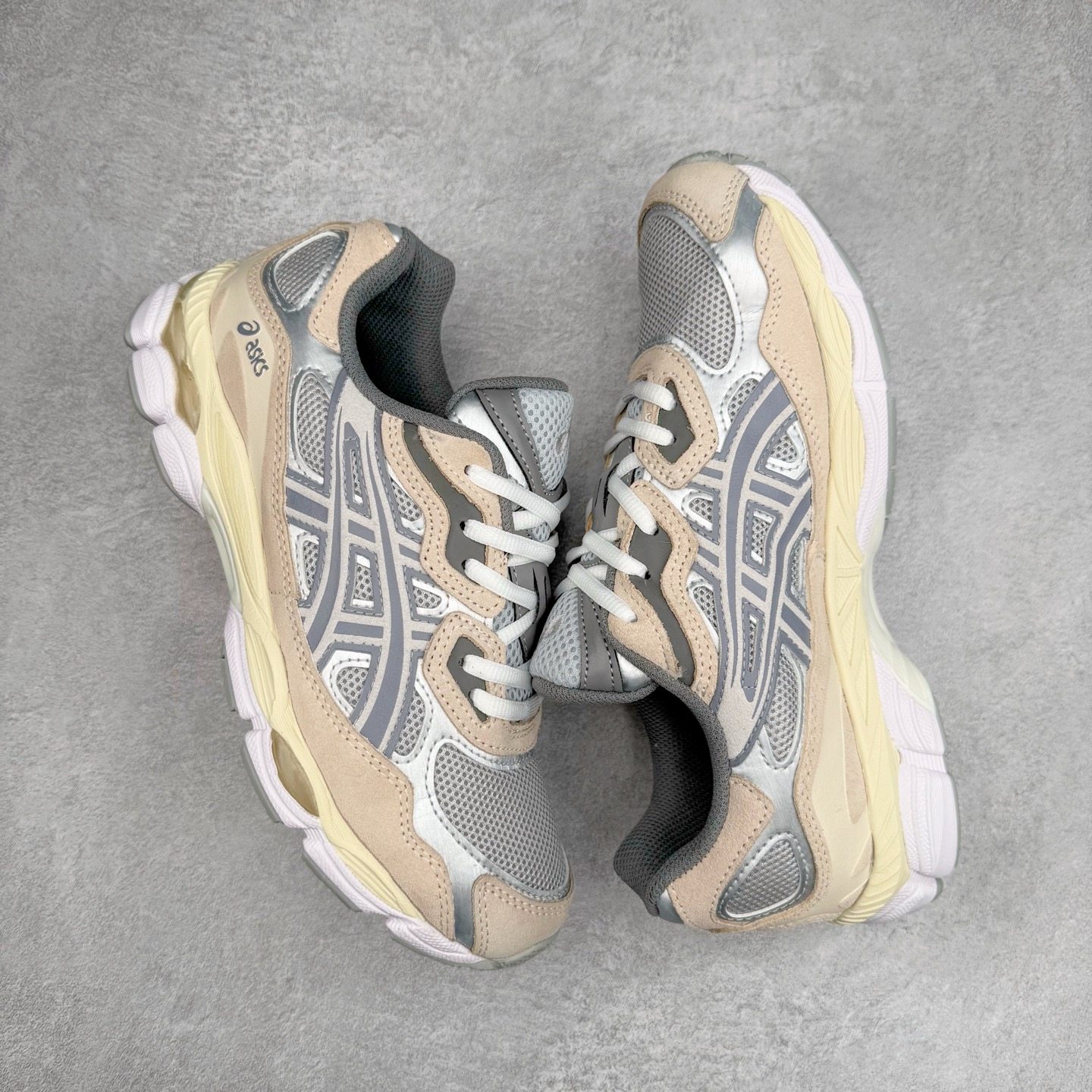 图片[3]-Asics GEL-NYC 亚瑟士防滑耐磨透气低帮运动休闲鞋 GEL-NYC™ 运动鞋的灵感源自传统和现代高性能跑步风格 其鞋面结构参考了 2000 年代初的 GEL-NIMBUS™ 3 鞋 并将其与 MC-PLUS V 设计中的各种装饰融为一体 该工装通过使用 GEL-CUMULUS® 16 鞋的工装系统来对比鞋面的复古风格 通过轻质泡沫和 GEL® 技术嵌入物的结合 这种中底结构有助于创造先进的脚底舒适度 尺码：36 37 37.5 38 39 40.5 41.5 42 42.5 43.5 44 45-选品中心