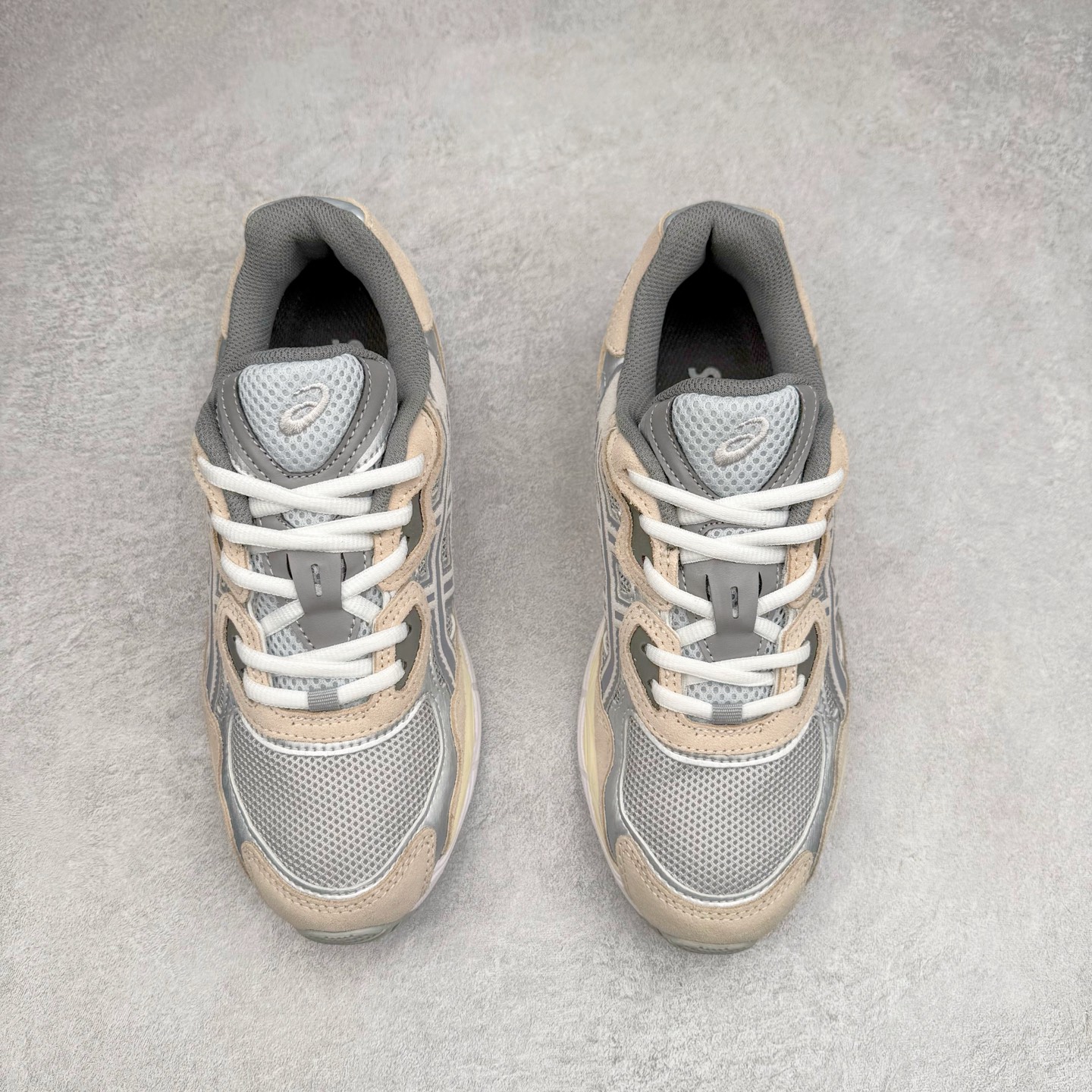 图片[2]-Asics GEL-NYC 亚瑟士防滑耐磨透气低帮运动休闲鞋 GEL-NYC™ 运动鞋的灵感源自传统和现代高性能跑步风格 其鞋面结构参考了 2000 年代初的 GEL-NIMBUS™ 3 鞋 并将其与 MC-PLUS V 设计中的各种装饰融为一体 该工装通过使用 GEL-CUMULUS® 16 鞋的工装系统来对比鞋面的复古风格 通过轻质泡沫和 GEL® 技术嵌入物的结合 这种中底结构有助于创造先进的脚底舒适度 尺码：36 37 37.5 38 39 40.5 41.5 42 42.5 43.5 44 45-选品中心