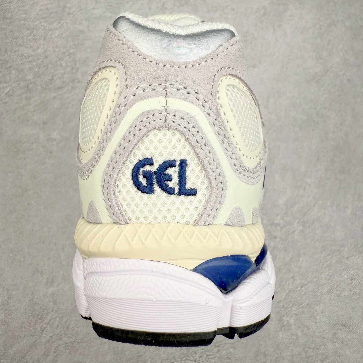 图片[8]-Asics GEL-NYC 亚瑟士防滑耐磨透气低帮运动休闲鞋 GEL-NYC™ 运动鞋的灵感源自传统和现代高性能跑步风格 其鞋面结构参考了 2000 年代初的 GEL-NIMBUS™ 3 鞋 并将其与 MC-PLUS V 设计中的各种装饰融为一体 该工装通过使用 GEL-CUMULUS® 16 鞋的工装系统来对比鞋面的复古风格 通过轻质泡沫和 GEL® 技术嵌入物的结合 这种中底结构有助于创造先进的脚底舒适度 尺码：36 37 37.5 38 39 40.5 41.5 42 42.5 43.5 44 45-选品中心