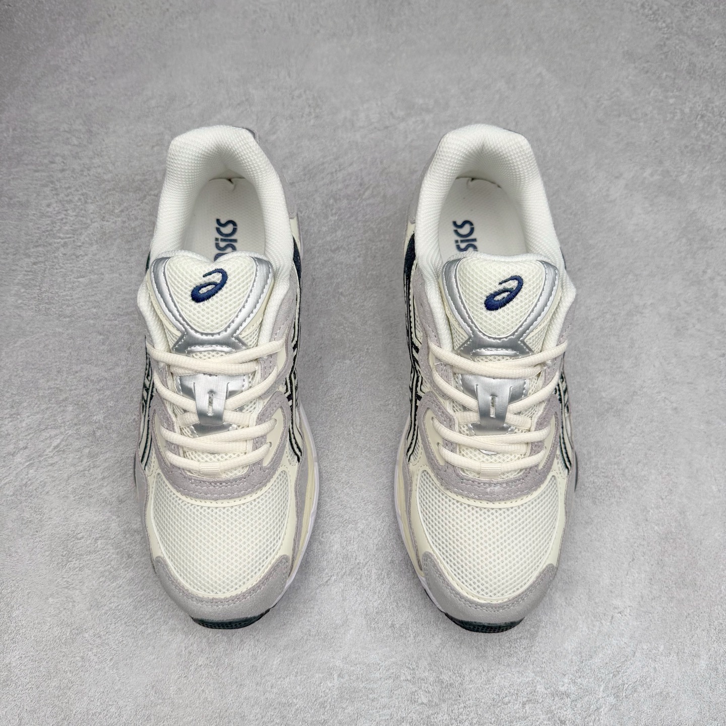 图片[2]-Asics GEL-NYC 亚瑟士防滑耐磨透气低帮运动休闲鞋 GEL-NYC™ 运动鞋的灵感源自传统和现代高性能跑步风格 其鞋面结构参考了 2000 年代初的 GEL-NIMBUS™ 3 鞋 并将其与 MC-PLUS V 设计中的各种装饰融为一体 该工装通过使用 GEL-CUMULUS® 16 鞋的工装系统来对比鞋面的复古风格 通过轻质泡沫和 GEL® 技术嵌入物的结合 这种中底结构有助于创造先进的脚底舒适度 尺码：36 37 37.5 38 39 40.5 41.5 42 42.5 43.5 44 45-选品中心