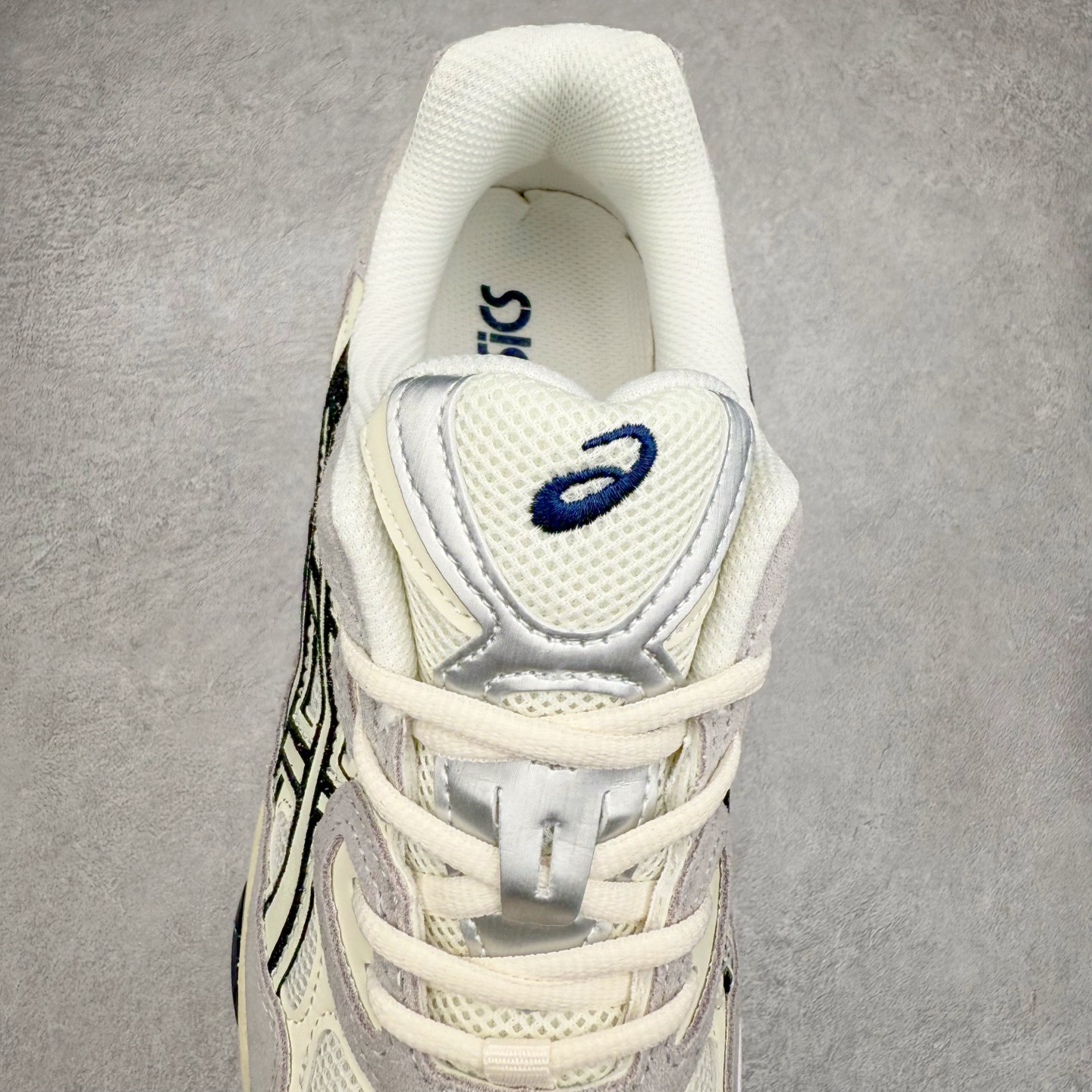 图片[5]-Asics GEL-NYC 亚瑟士防滑耐磨透气低帮运动休闲鞋 GEL-NYC™ 运动鞋的灵感源自传统和现代高性能跑步风格 其鞋面结构参考了 2000 年代初的 GEL-NIMBUS™ 3 鞋 并将其与 MC-PLUS V 设计中的各种装饰融为一体 该工装通过使用 GEL-CUMULUS® 16 鞋的工装系统来对比鞋面的复古风格 通过轻质泡沫和 GEL® 技术嵌入物的结合 这种中底结构有助于创造先进的脚底舒适度 尺码：36 37 37.5 38 39 40.5 41.5 42 42.5 43.5 44 45-选品中心