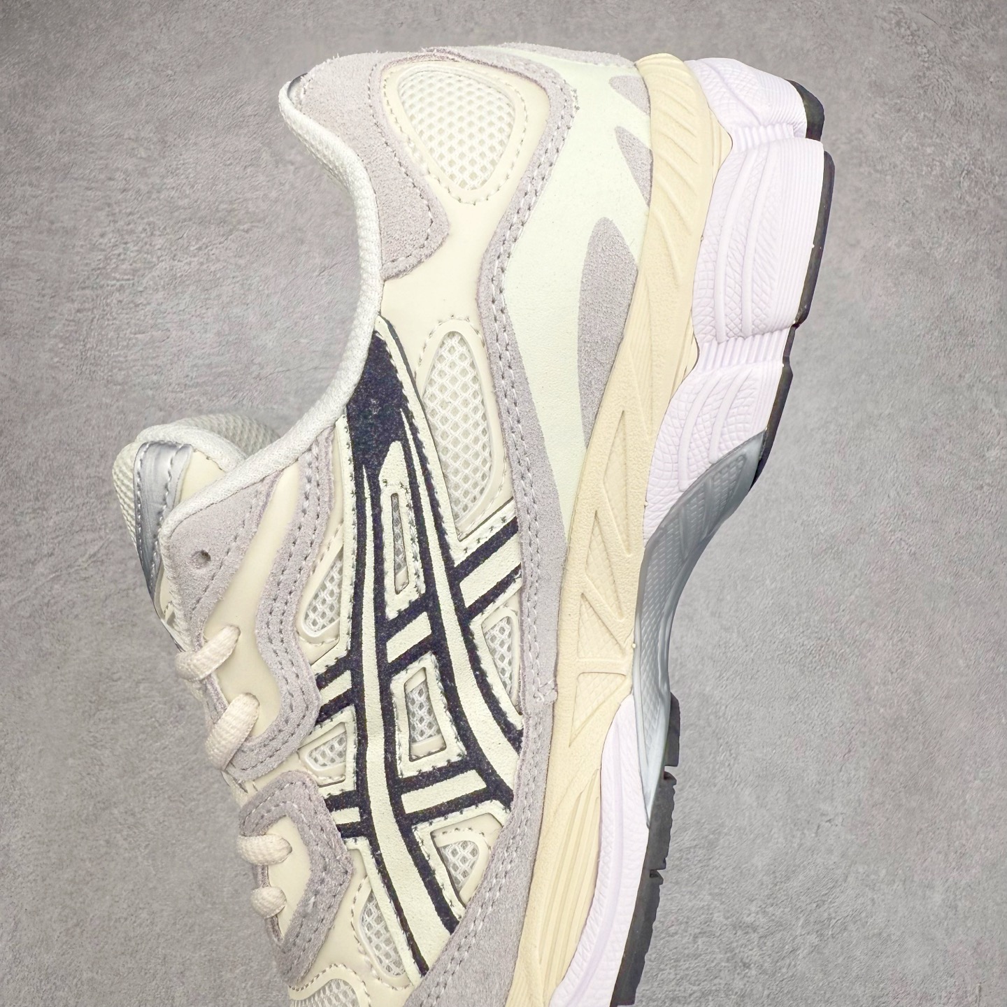 图片[7]-Asics GEL-NYC 亚瑟士防滑耐磨透气低帮运动休闲鞋 GEL-NYC™ 运动鞋的灵感源自传统和现代高性能跑步风格 其鞋面结构参考了 2000 年代初的 GEL-NIMBUS™ 3 鞋 并将其与 MC-PLUS V 设计中的各种装饰融为一体 该工装通过使用 GEL-CUMULUS® 16 鞋的工装系统来对比鞋面的复古风格 通过轻质泡沫和 GEL® 技术嵌入物的结合 这种中底结构有助于创造先进的脚底舒适度 尺码：36 37 37.5 38 39 40.5 41.5 42 42.5 43.5 44 45-选品中心