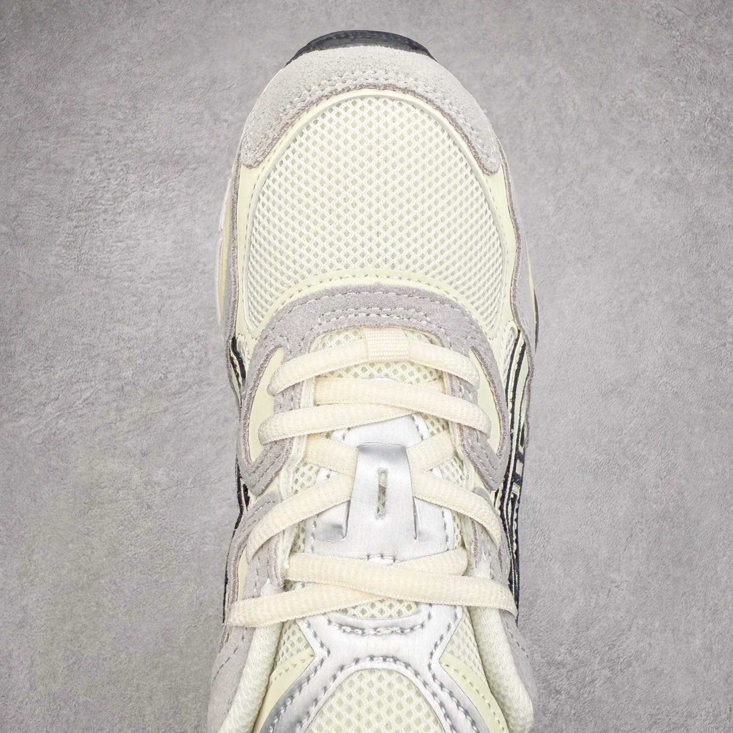 图片[4]-Asics GEL-NYC 亚瑟士防滑耐磨透气低帮运动休闲鞋 GEL-NYC™ 运动鞋的灵感源自传统和现代高性能跑步风格 其鞋面结构参考了 2000 年代初的 GEL-NIMBUS™ 3 鞋 并将其与 MC-PLUS V 设计中的各种装饰融为一体 该工装通过使用 GEL-CUMULUS® 16 鞋的工装系统来对比鞋面的复古风格 通过轻质泡沫和 GEL® 技术嵌入物的结合 这种中底结构有助于创造先进的脚底舒适度 尺码：36 37 37.5 38 39 40.5 41.5 42 42.5 43.5 44 45-选品中心