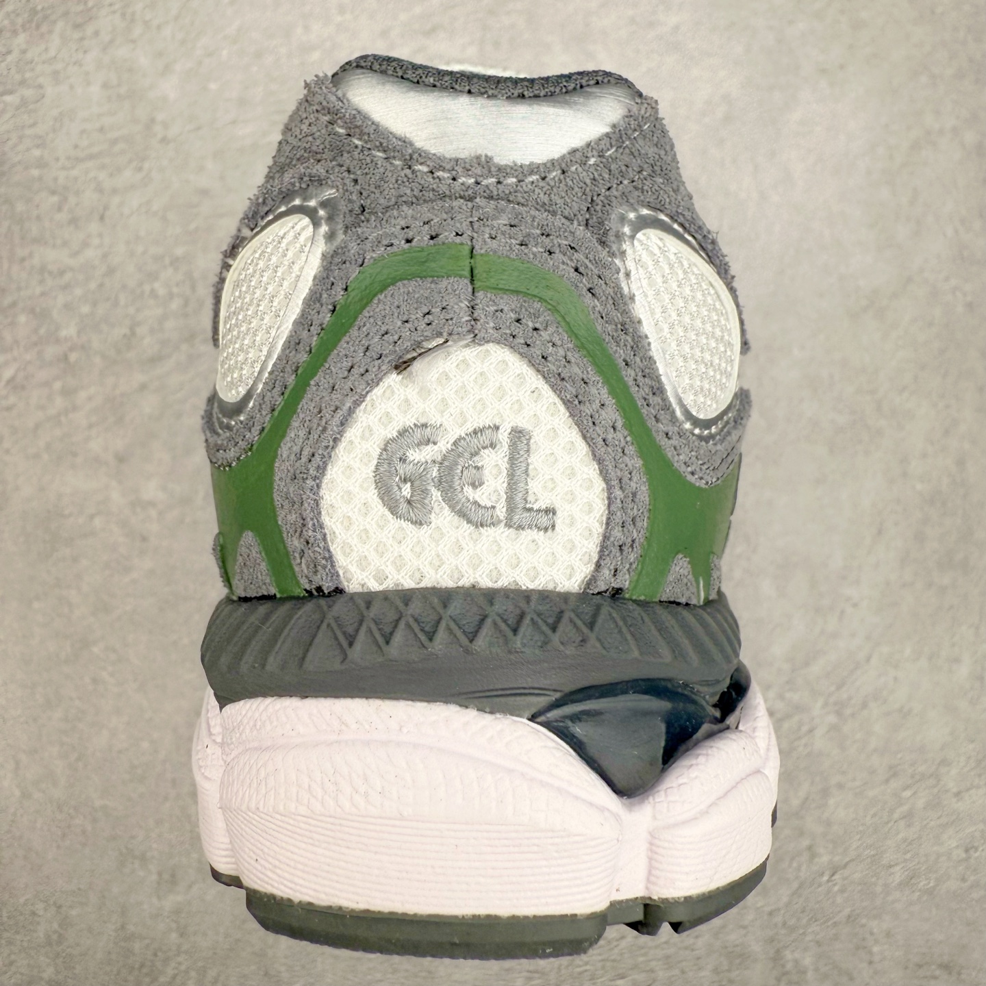 图片[8]-Asics GEL-NYC 亚瑟士防滑耐磨透气低帮运动休闲鞋 GEL-NYC™ 运动鞋的灵感源自传统和现代高性能跑步风格 其鞋面结构参考了 2000 年代初的 GEL-NIMBUS™ 3 鞋 并将其与 MC-PLUS V 设计中的各种装饰融为一体 该工装通过使用 GEL-CUMULUS® 16 鞋的工装系统来对比鞋面的复古风格 通过轻质泡沫和 GEL® 技术嵌入物的结合 这种中底结构有助于创造先进的脚底舒适度 尺码：36 37 37.5 38 39 40.5 41.5 42 42.5 43.5 44 45-选品中心