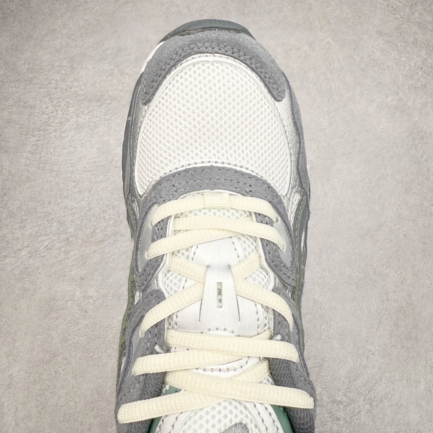 图片[4]-Asics GEL-NYC 亚瑟士防滑耐磨透气低帮运动休闲鞋 GEL-NYC™ 运动鞋的灵感源自传统和现代高性能跑步风格 其鞋面结构参考了 2000 年代初的 GEL-NIMBUS™ 3 鞋 并将其与 MC-PLUS V 设计中的各种装饰融为一体 该工装通过使用 GEL-CUMULUS® 16 鞋的工装系统来对比鞋面的复古风格 通过轻质泡沫和 GEL® 技术嵌入物的结合 这种中底结构有助于创造先进的脚底舒适度 尺码：36 37 37.5 38 39 40.5 41.5 42 42.5 43.5 44 45-选品中心