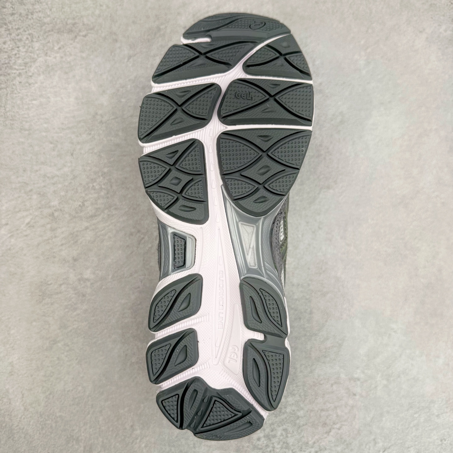 图片[9]-Asics GEL-NYC 亚瑟士防滑耐磨透气低帮运动休闲鞋 GEL-NYC™ 运动鞋的灵感源自传统和现代高性能跑步风格 其鞋面结构参考了 2000 年代初的 GEL-NIMBUS™ 3 鞋 并将其与 MC-PLUS V 设计中的各种装饰融为一体 该工装通过使用 GEL-CUMULUS® 16 鞋的工装系统来对比鞋面的复古风格 通过轻质泡沫和 GEL® 技术嵌入物的结合 这种中底结构有助于创造先进的脚底舒适度 尺码：36 37 37.5 38 39 40.5 41.5 42 42.5 43.5 44 45-选品中心