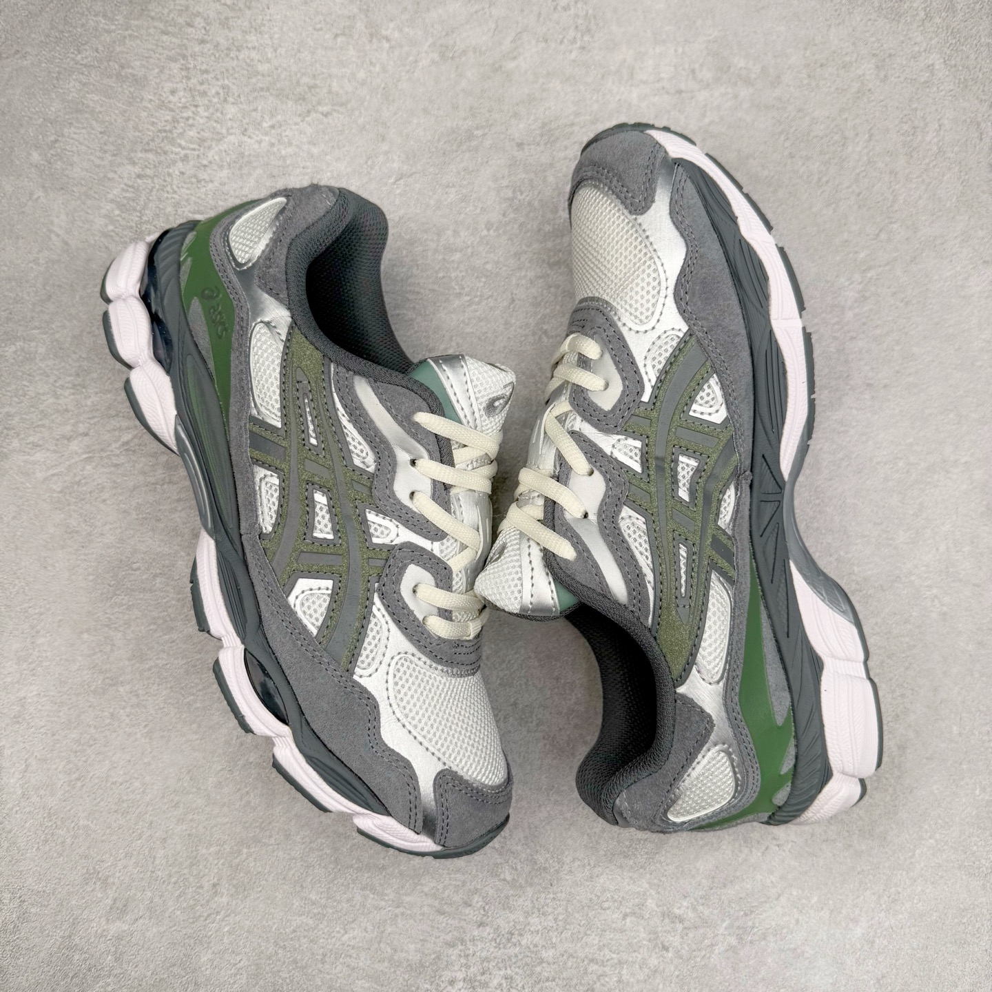 图片[3]-Asics GEL-NYC 亚瑟士防滑耐磨透气低帮运动休闲鞋 GEL-NYC™ 运动鞋的灵感源自传统和现代高性能跑步风格 其鞋面结构参考了 2000 年代初的 GEL-NIMBUS™ 3 鞋 并将其与 MC-PLUS V 设计中的各种装饰融为一体 该工装通过使用 GEL-CUMULUS® 16 鞋的工装系统来对比鞋面的复古风格 通过轻质泡沫和 GEL® 技术嵌入物的结合 这种中底结构有助于创造先进的脚底舒适度 尺码：36 37 37.5 38 39 40.5 41.5 42 42.5 43.5 44 45-选品中心