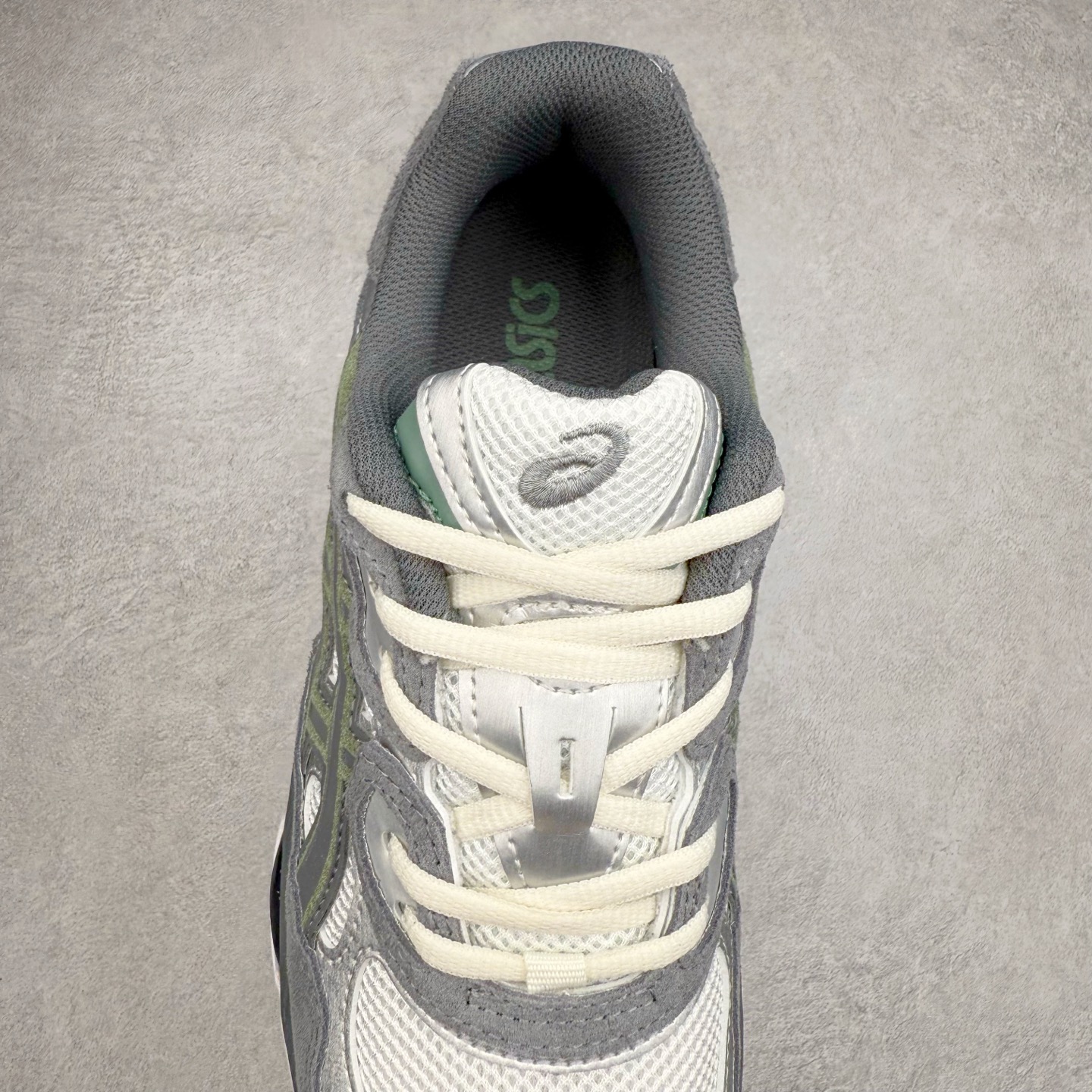 图片[5]-Asics GEL-NYC 亚瑟士防滑耐磨透气低帮运动休闲鞋 GEL-NYC™ 运动鞋的灵感源自传统和现代高性能跑步风格 其鞋面结构参考了 2000 年代初的 GEL-NIMBUS™ 3 鞋 并将其与 MC-PLUS V 设计中的各种装饰融为一体 该工装通过使用 GEL-CUMULUS® 16 鞋的工装系统来对比鞋面的复古风格 通过轻质泡沫和 GEL® 技术嵌入物的结合 这种中底结构有助于创造先进的脚底舒适度 尺码：36 37 37.5 38 39 40.5 41.5 42 42.5 43.5 44 45-选品中心