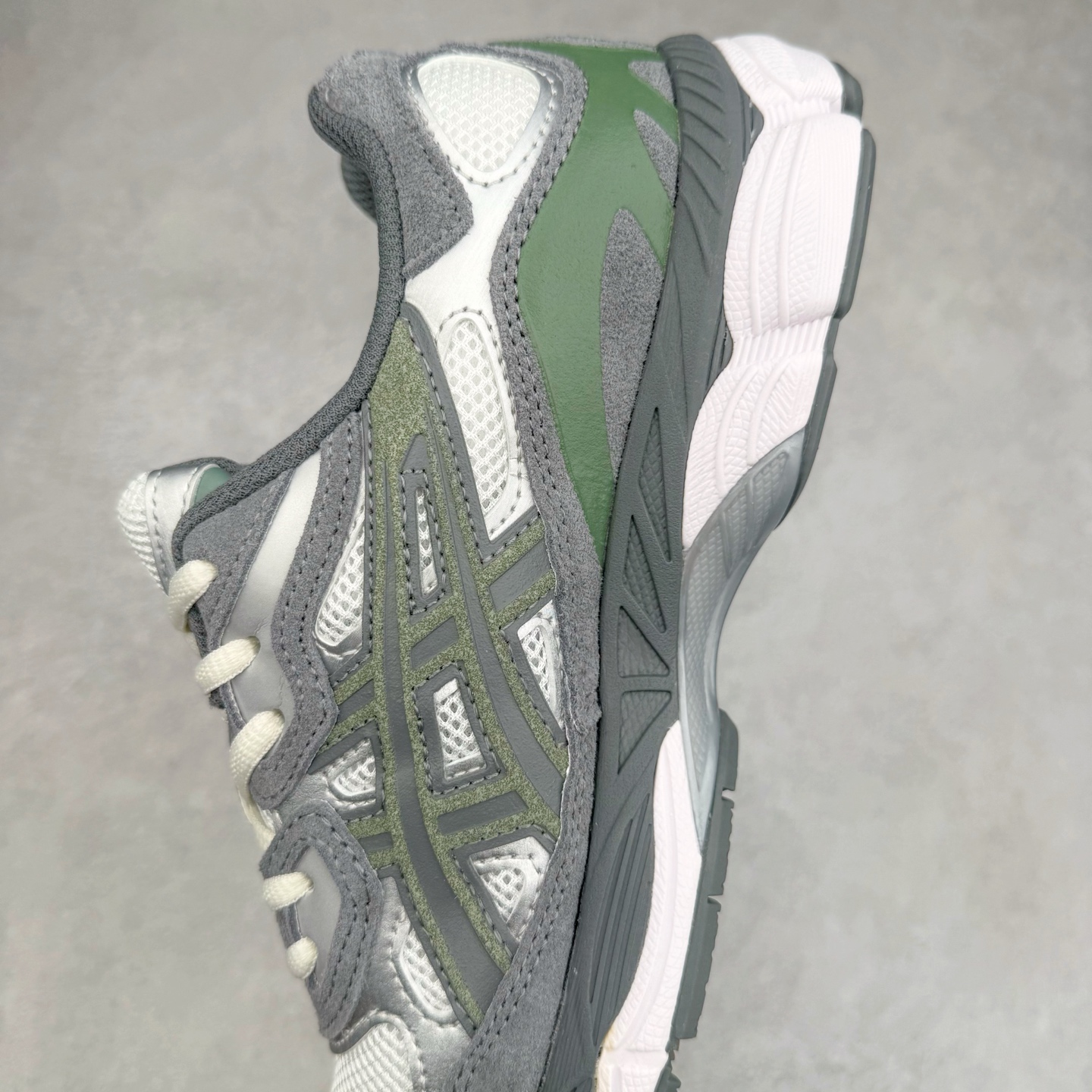 图片[7]-Asics GEL-NYC 亚瑟士防滑耐磨透气低帮运动休闲鞋 GEL-NYC™ 运动鞋的灵感源自传统和现代高性能跑步风格 其鞋面结构参考了 2000 年代初的 GEL-NIMBUS™ 3 鞋 并将其与 MC-PLUS V 设计中的各种装饰融为一体 该工装通过使用 GEL-CUMULUS® 16 鞋的工装系统来对比鞋面的复古风格 通过轻质泡沫和 GEL® 技术嵌入物的结合 这种中底结构有助于创造先进的脚底舒适度 尺码：36 37 37.5 38 39 40.5 41.5 42 42.5 43.5 44 45-选品中心