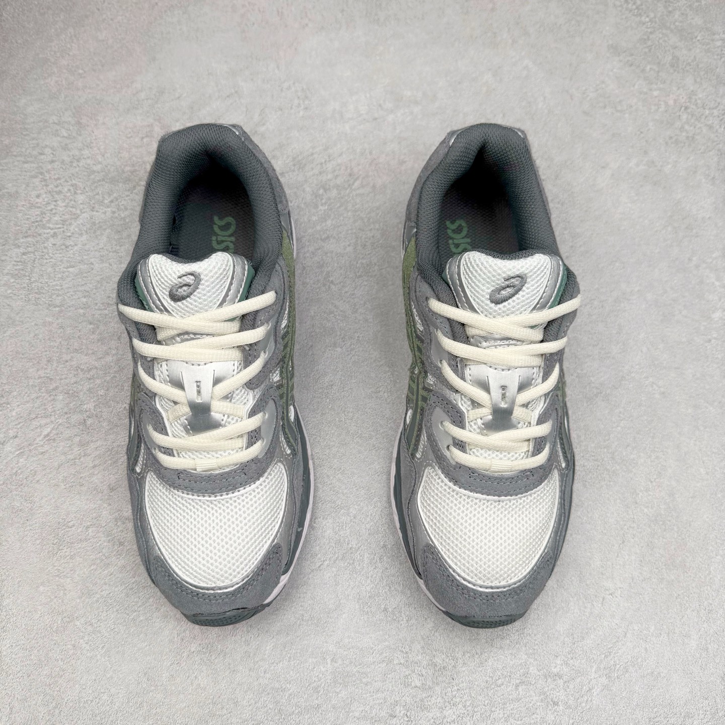 图片[2]-Asics GEL-NYC 亚瑟士防滑耐磨透气低帮运动休闲鞋 GEL-NYC™ 运动鞋的灵感源自传统和现代高性能跑步风格 其鞋面结构参考了 2000 年代初的 GEL-NIMBUS™ 3 鞋 并将其与 MC-PLUS V 设计中的各种装饰融为一体 该工装通过使用 GEL-CUMULUS® 16 鞋的工装系统来对比鞋面的复古风格 通过轻质泡沫和 GEL® 技术嵌入物的结合 这种中底结构有助于创造先进的脚底舒适度 尺码：36 37 37.5 38 39 40.5 41.5 42 42.5 43.5 44 45-选品中心