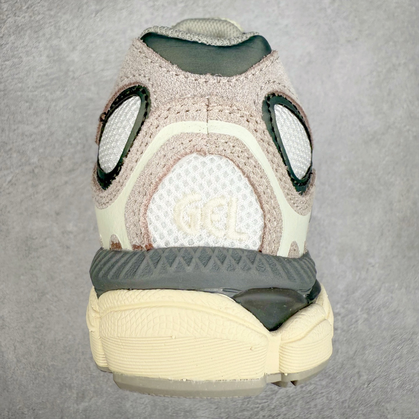 图片[8]-Asics GEL-NYC 亚瑟士防滑耐磨透气低帮运动休闲鞋 GEL-NYC™ 运动鞋的灵感源自传统和现代高性能跑步风格 其鞋面结构参考了 2000 年代初的 GEL-NIMBUS™ 3 鞋 并将其与 MC-PLUS V 设计中的各种装饰融为一体 该工装通过使用 GEL-CUMULUS® 16 鞋的工装系统来对比鞋面的复古风格 通过轻质泡沫和 GEL® 技术嵌入物的结合 这种中底结构有助于创造先进的脚底舒适度 尺码：36 37 37.5 38 39 40.5 41.5 42 42.5 43.5 44 45-选品中心