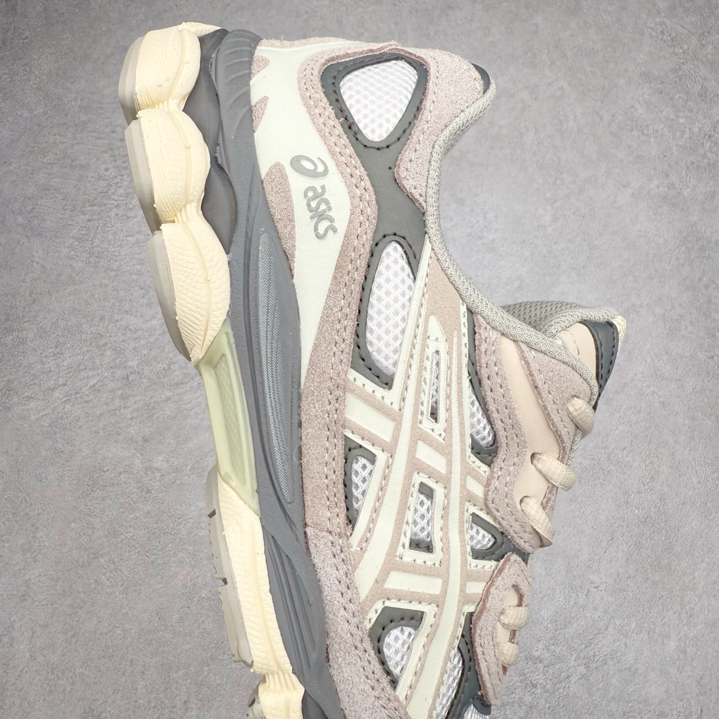 图片[6]-Asics GEL-NYC 亚瑟士防滑耐磨透气低帮运动休闲鞋 GEL-NYC™ 运动鞋的灵感源自传统和现代高性能跑步风格 其鞋面结构参考了 2000 年代初的 GEL-NIMBUS™ 3 鞋 并将其与 MC-PLUS V 设计中的各种装饰融为一体 该工装通过使用 GEL-CUMULUS® 16 鞋的工装系统来对比鞋面的复古风格 通过轻质泡沫和 GEL® 技术嵌入物的结合 这种中底结构有助于创造先进的脚底舒适度 尺码：36 37 37.5 38 39 40.5 41.5 42 42.5 43.5 44 45-选品中心