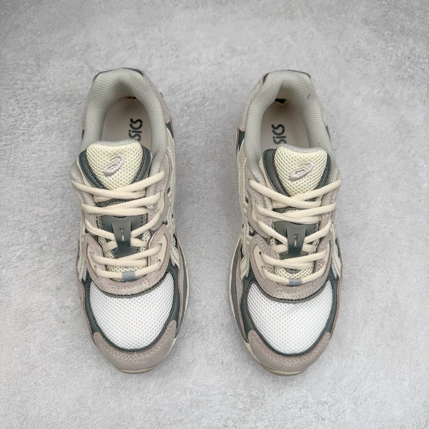 图片[2]-Asics GEL-NYC 亚瑟士防滑耐磨透气低帮运动休闲鞋 GEL-NYC™ 运动鞋的灵感源自传统和现代高性能跑步风格 其鞋面结构参考了 2000 年代初的 GEL-NIMBUS™ 3 鞋 并将其与 MC-PLUS V 设计中的各种装饰融为一体 该工装通过使用 GEL-CUMULUS® 16 鞋的工装系统来对比鞋面的复古风格 通过轻质泡沫和 GEL® 技术嵌入物的结合 这种中底结构有助于创造先进的脚底舒适度 尺码：36 37 37.5 38 39 40.5 41.5 42 42.5 43.5 44 45-选品中心