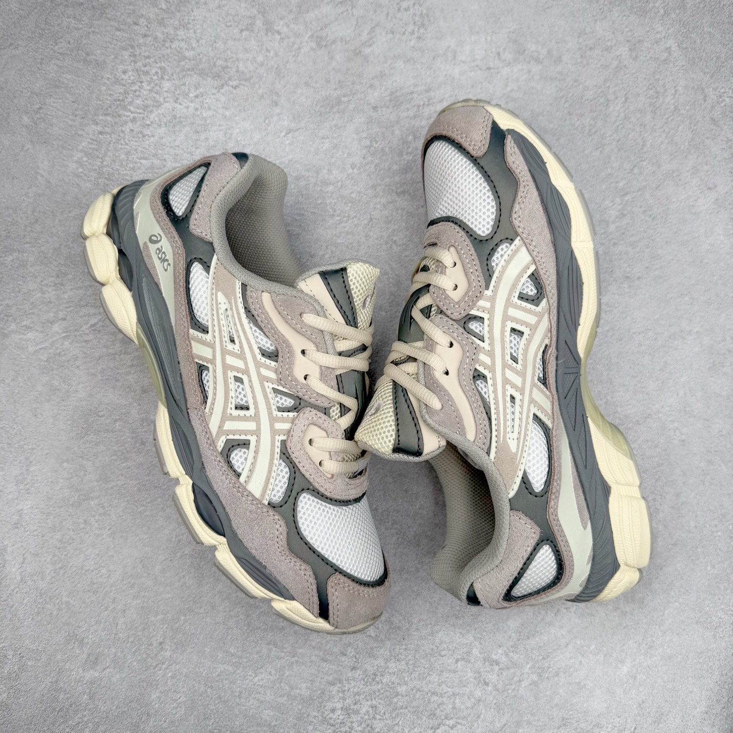 图片[3]-Asics GEL-NYC 亚瑟士防滑耐磨透气低帮运动休闲鞋 GEL-NYC™ 运动鞋的灵感源自传统和现代高性能跑步风格 其鞋面结构参考了 2000 年代初的 GEL-NIMBUS™ 3 鞋 并将其与 MC-PLUS V 设计中的各种装饰融为一体 该工装通过使用 GEL-CUMULUS® 16 鞋的工装系统来对比鞋面的复古风格 通过轻质泡沫和 GEL® 技术嵌入物的结合 这种中底结构有助于创造先进的脚底舒适度 尺码：36 37 37.5 38 39 40.5 41.5 42 42.5 43.5 44 45-选品中心