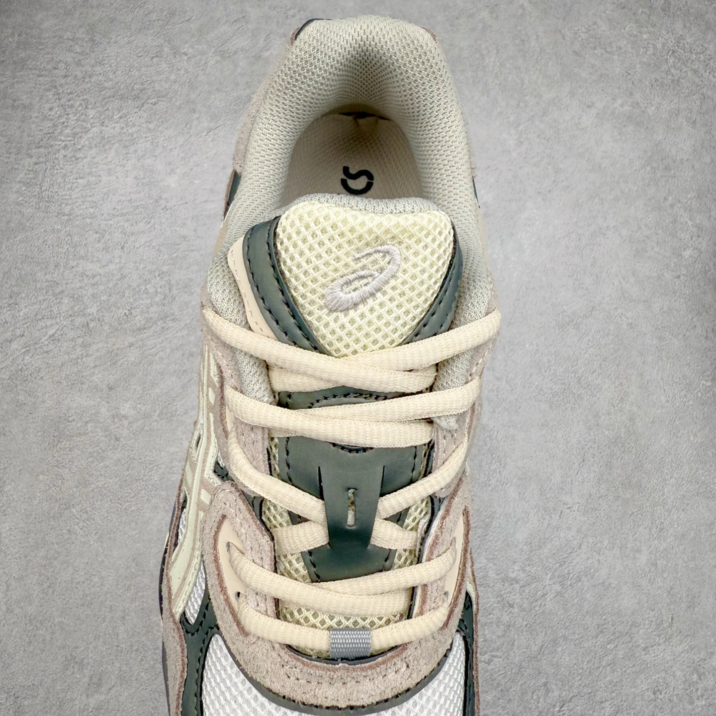 图片[5]-Asics GEL-NYC 亚瑟士防滑耐磨透气低帮运动休闲鞋 GEL-NYC™ 运动鞋的灵感源自传统和现代高性能跑步风格 其鞋面结构参考了 2000 年代初的 GEL-NIMBUS™ 3 鞋 并将其与 MC-PLUS V 设计中的各种装饰融为一体 该工装通过使用 GEL-CUMULUS® 16 鞋的工装系统来对比鞋面的复古风格 通过轻质泡沫和 GEL® 技术嵌入物的结合 这种中底结构有助于创造先进的脚底舒适度 尺码：36 37 37.5 38 39 40.5 41.5 42 42.5 43.5 44 45-选品中心