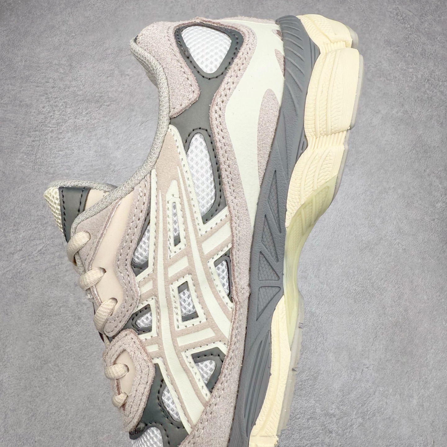 图片[7]-Asics GEL-NYC 亚瑟士防滑耐磨透气低帮运动休闲鞋 GEL-NYC™ 运动鞋的灵感源自传统和现代高性能跑步风格 其鞋面结构参考了 2000 年代初的 GEL-NIMBUS™ 3 鞋 并将其与 MC-PLUS V 设计中的各种装饰融为一体 该工装通过使用 GEL-CUMULUS® 16 鞋的工装系统来对比鞋面的复古风格 通过轻质泡沫和 GEL® 技术嵌入物的结合 这种中底结构有助于创造先进的脚底舒适度 尺码：36 37 37.5 38 39 40.5 41.5 42 42.5 43.5 44 45-选品中心