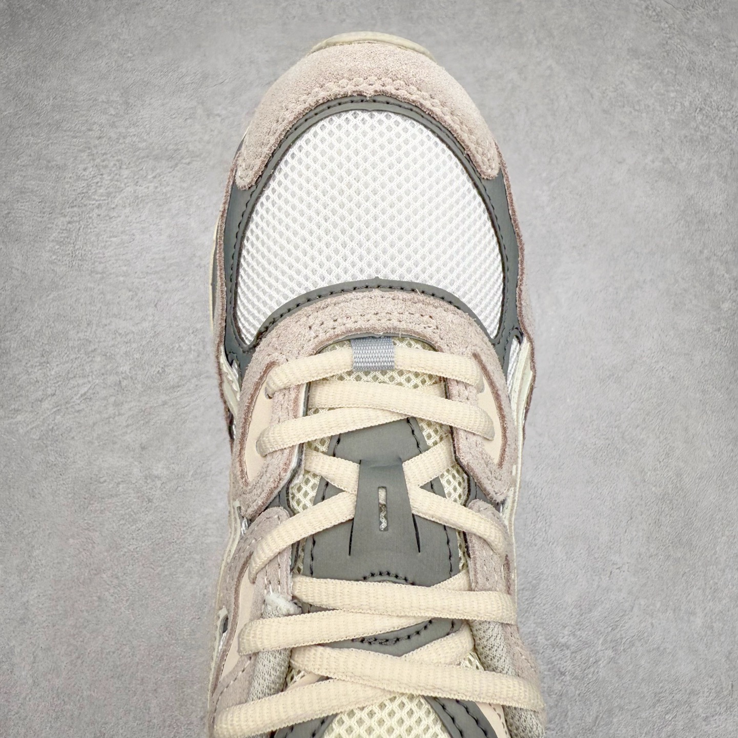 图片[4]-Asics GEL-NYC 亚瑟士防滑耐磨透气低帮运动休闲鞋 GEL-NYC™ 运动鞋的灵感源自传统和现代高性能跑步风格 其鞋面结构参考了 2000 年代初的 GEL-NIMBUS™ 3 鞋 并将其与 MC-PLUS V 设计中的各种装饰融为一体 该工装通过使用 GEL-CUMULUS® 16 鞋的工装系统来对比鞋面的复古风格 通过轻质泡沫和 GEL® 技术嵌入物的结合 这种中底结构有助于创造先进的脚底舒适度 尺码：36 37 37.5 38 39 40.5 41.5 42 42.5 43.5 44 45-选品中心
