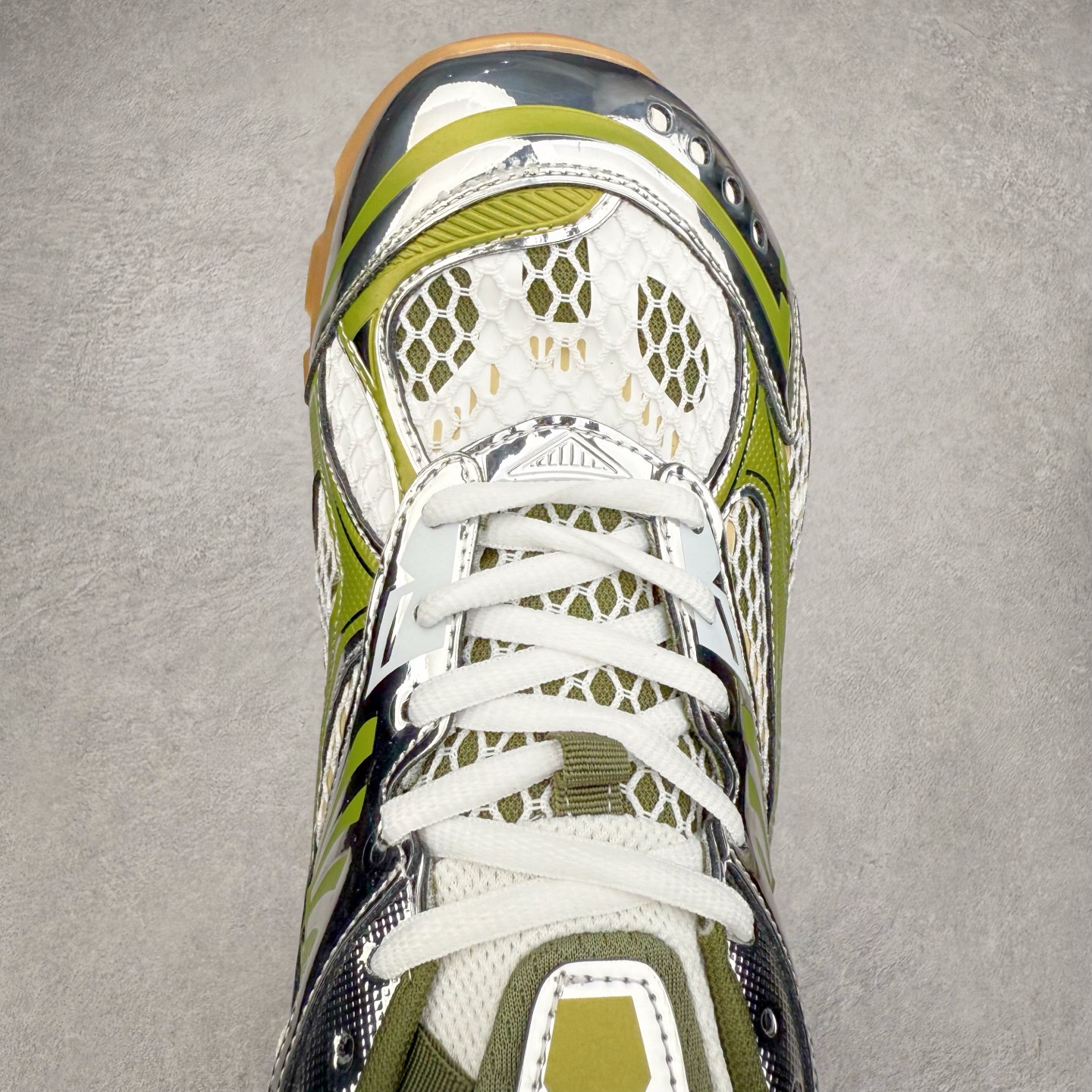 图片[4]-BOTTEGA VENETA Orbit Runner BV葆蝶家时尚休闲王一博同款老爹鞋运动鞋 原版开发 一比一打造 相似度百分之99以上 市场一梯队级别品质 区别市场任何标文顶级品质版本 采用轻质科技网布面料 搭配几何图案设计橡胶外底 王炸系列 高版本 认准套包工艺 实际增高很多哦 还是一样显腿细非常nice 耐玩耐造 对标对版 套包鞋工艺 认准高版本 大底选用拼色TPU大底 配置原版包装 尺码：35 36 37 38 39 40 41 42 43 44 45-选品中心