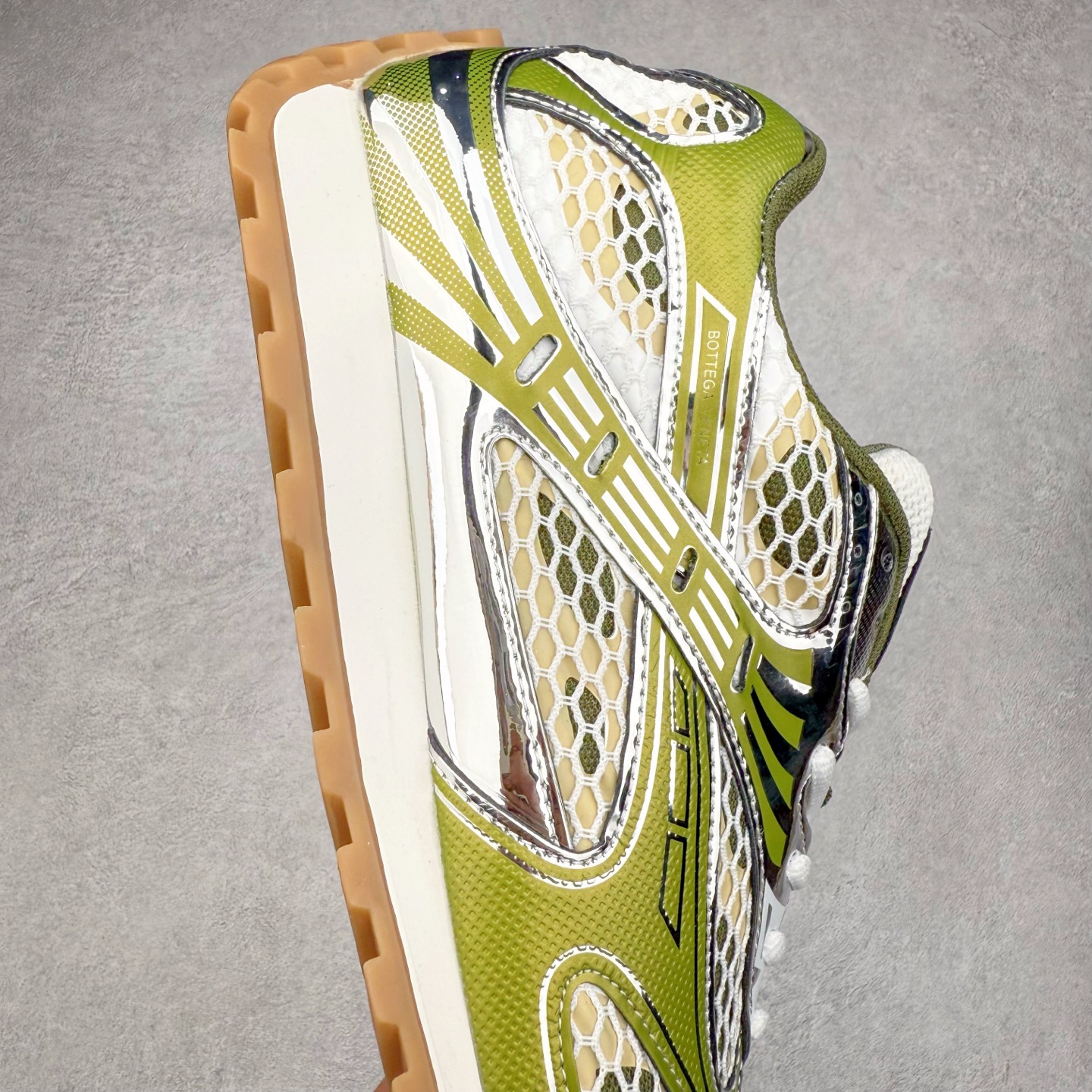 图片[6]-BOTTEGA VENETA Orbit Runner BV葆蝶家时尚休闲王一博同款老爹鞋运动鞋 原版开发 一比一打造 相似度百分之99以上 市场一梯队级别品质 区别市场任何标文顶级品质版本 采用轻质科技网布面料 搭配几何图案设计橡胶外底 王炸系列 高版本 认准套包工艺 实际增高很多哦 还是一样显腿细非常nice 耐玩耐造 对标对版 套包鞋工艺 认准高版本 大底选用拼色TPU大底 配置原版包装 尺码：35 36 37 38 39 40 41 42 43 44 45-选品中心