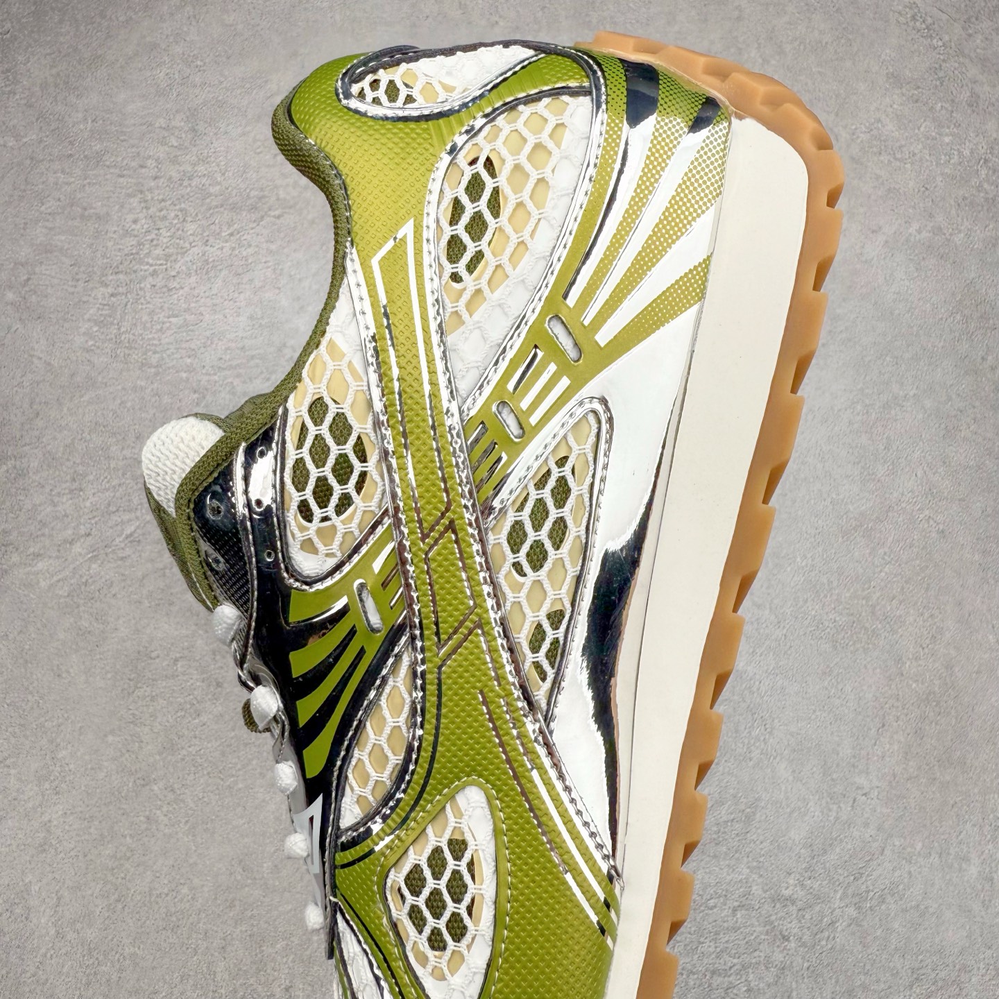 图片[7]-BOTTEGA VENETA Orbit Runner BV葆蝶家时尚休闲王一博同款老爹鞋运动鞋 原版开发 一比一打造 相似度百分之99以上 市场一梯队级别品质 区别市场任何标文顶级品质版本 采用轻质科技网布面料 搭配几何图案设计橡胶外底 王炸系列 高版本 认准套包工艺 实际增高很多哦 还是一样显腿细非常nice 耐玩耐造 对标对版 套包鞋工艺 认准高版本 大底选用拼色TPU大底 配置原版包装 尺码：35 36 37 38 39 40 41 42 43 44 45-选品中心