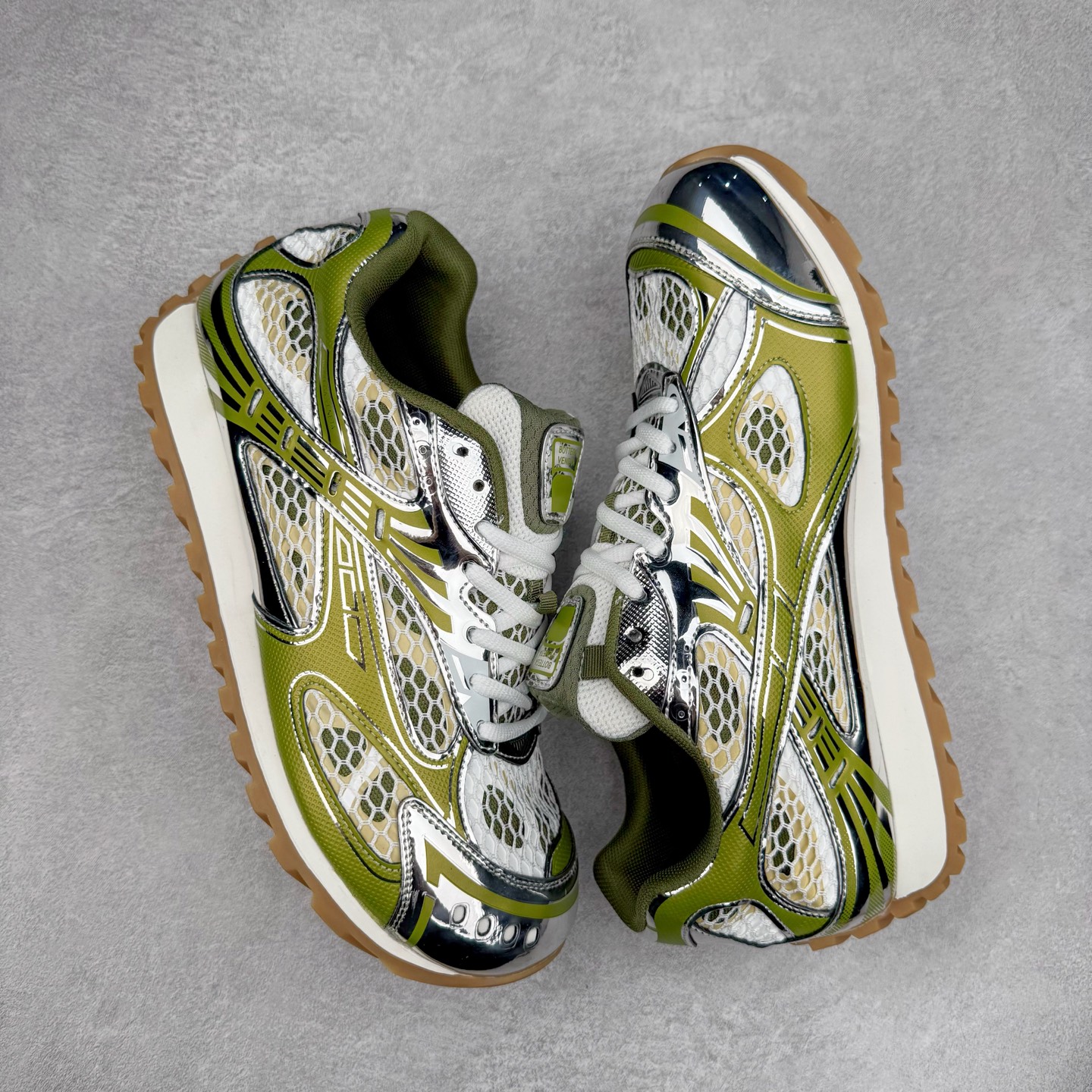 图片[3]-BOTTEGA VENETA Orbit Runner BV葆蝶家时尚休闲王一博同款老爹鞋运动鞋 原版开发 一比一打造 相似度百分之99以上 市场一梯队级别品质 区别市场任何标文顶级品质版本 采用轻质科技网布面料 搭配几何图案设计橡胶外底 王炸系列 高版本 认准套包工艺 实际增高很多哦 还是一样显腿细非常nice 耐玩耐造 对标对版 套包鞋工艺 认准高版本 大底选用拼色TPU大底 配置原版包装 尺码：35 36 37 38 39 40 41 42 43 44 45-选品中心